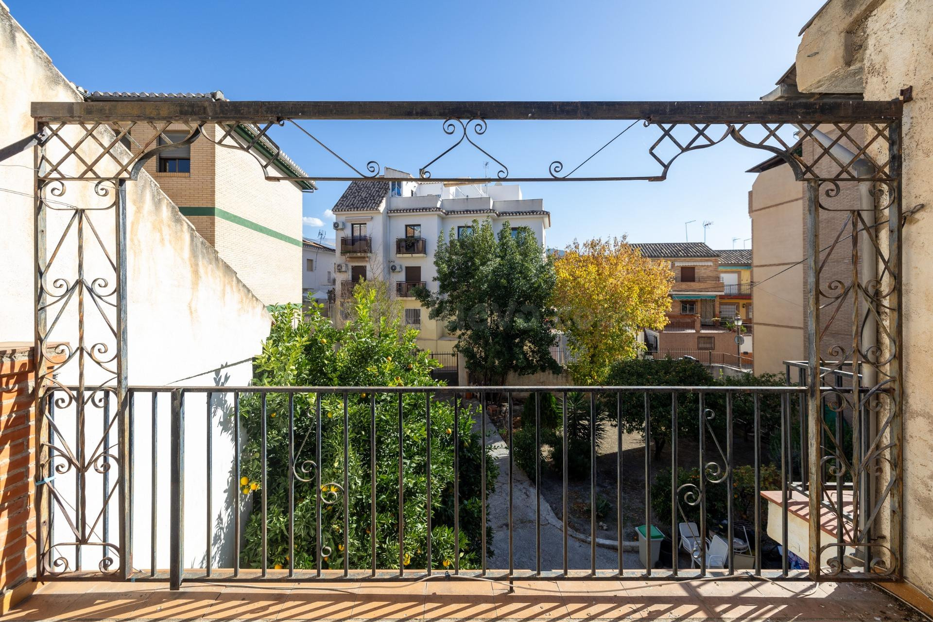 Ideal para obra nueva... O para tener una gran vivienda en el centro de La Zubia