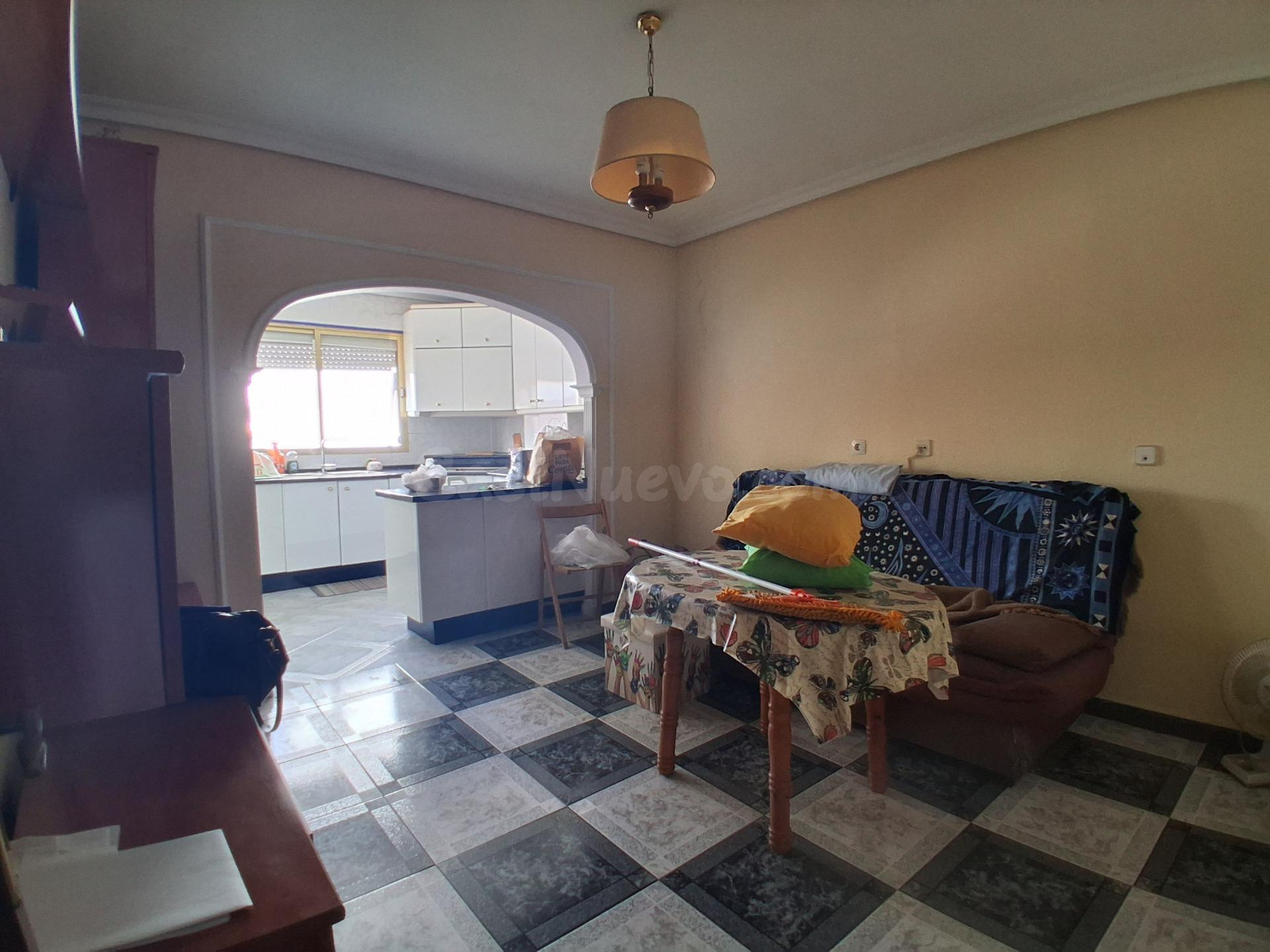Casa de 500 m2 con local comercial, garaje y 2 apartamentos independientes – Gran oportunidad de inversión.