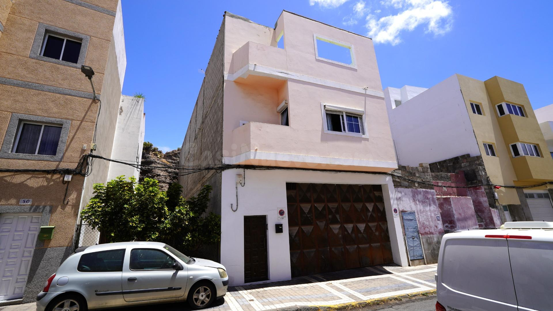 Amplia Propiedad en Las Palmas: Ideal para Familias y Inversionistas