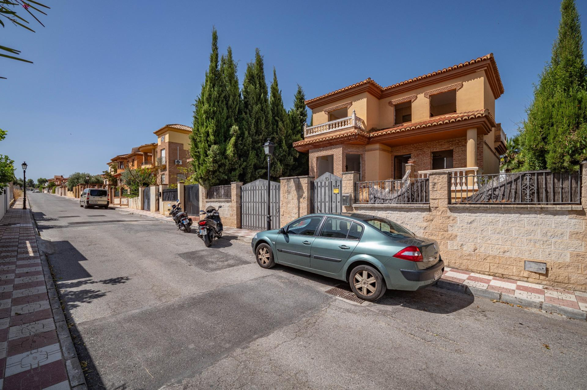 Chalet con parcela de 360 m2 en El Ventorrillo: espacio para crear tu hogar