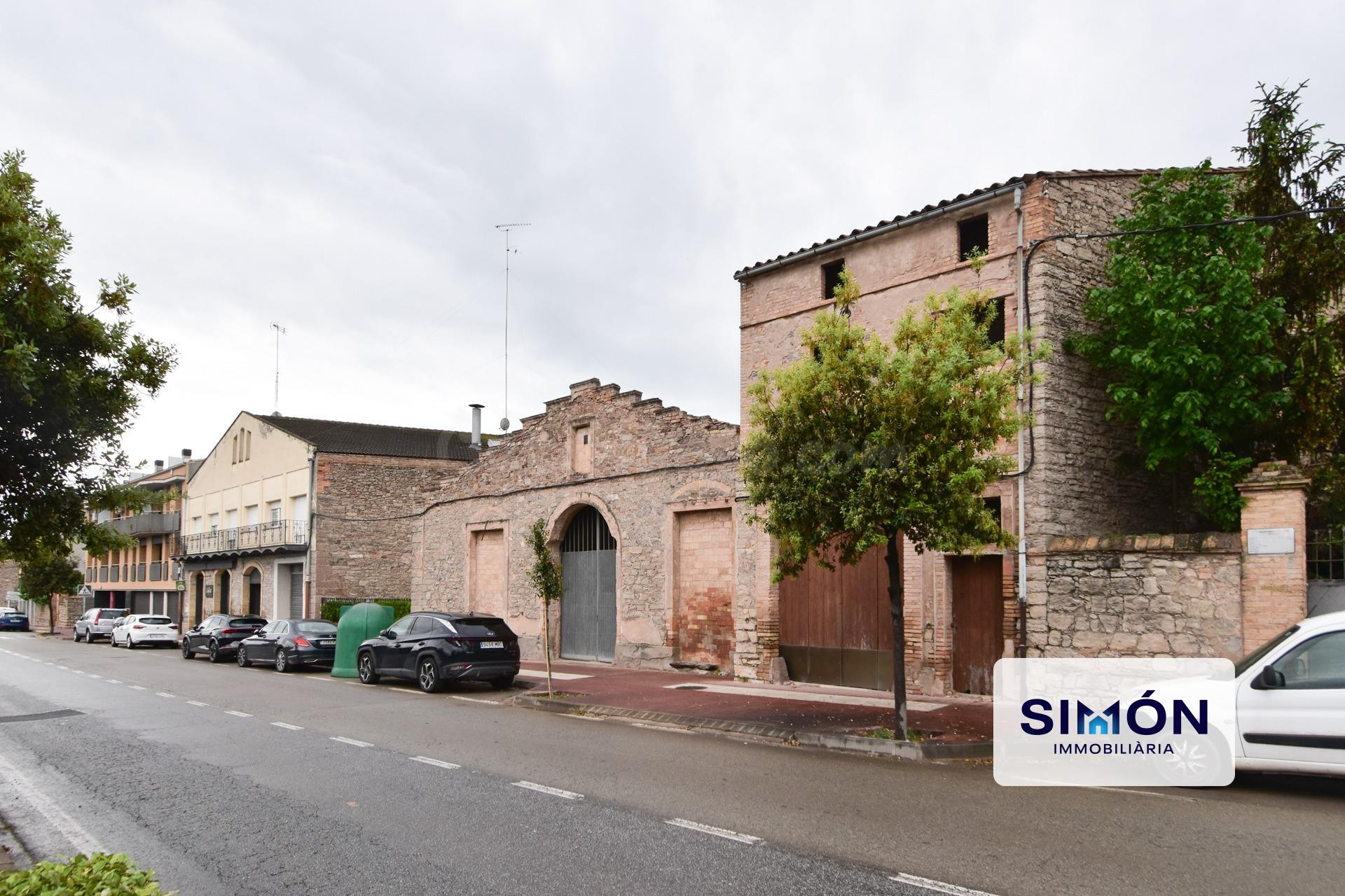 ¡Oportunidad de inversión en Avinyó! conjunto de fincas con posibilidad de proyecto para 12 viviendas.