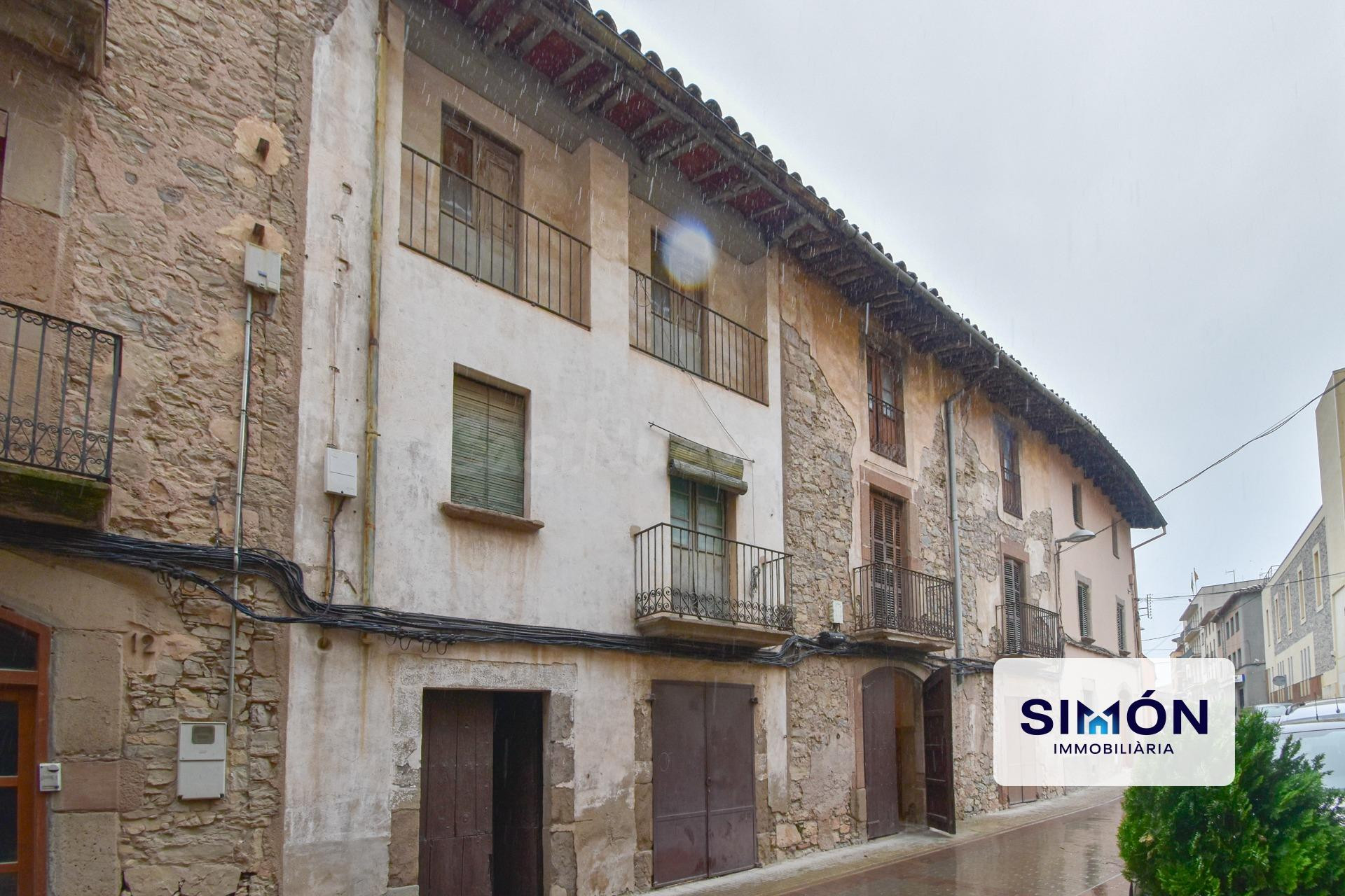 ¡Oportunidad de inversión en Avinyó! conjunto de fincas con posibilidad de proyecto para 12 viviendas.