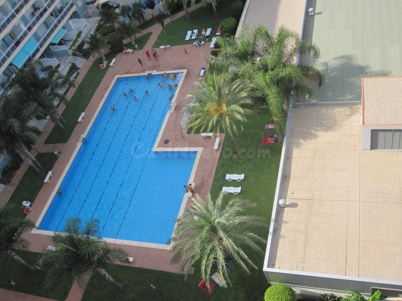 Apartamento vacacional 2 dorm. con piscina, tenis, gimnasio, terraza, comedor, cocina 2 baños, A.A.