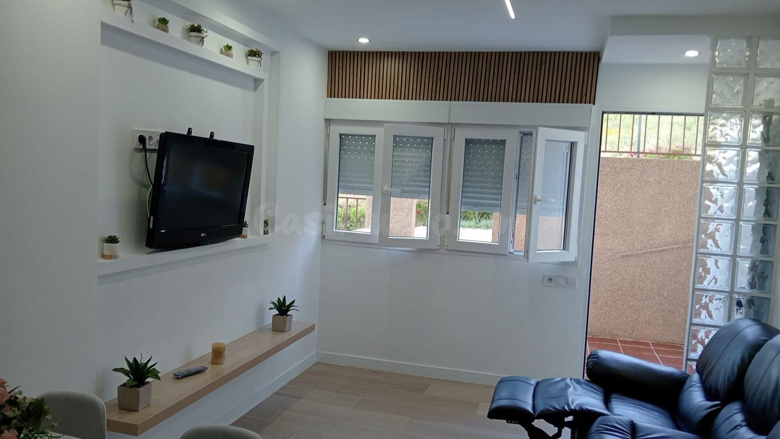 SE VENDE LOCAL LUMINOSO TRANSFORMADO EN APARTAMENTO DE DOS habitaciones.