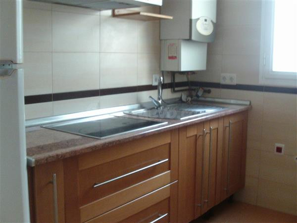 Ático de un dormitorio con amplia terraza, cocina independiente, salón y dormitorio con armario empotrado. Plaza de garaje y trastero incluidos en el precio.