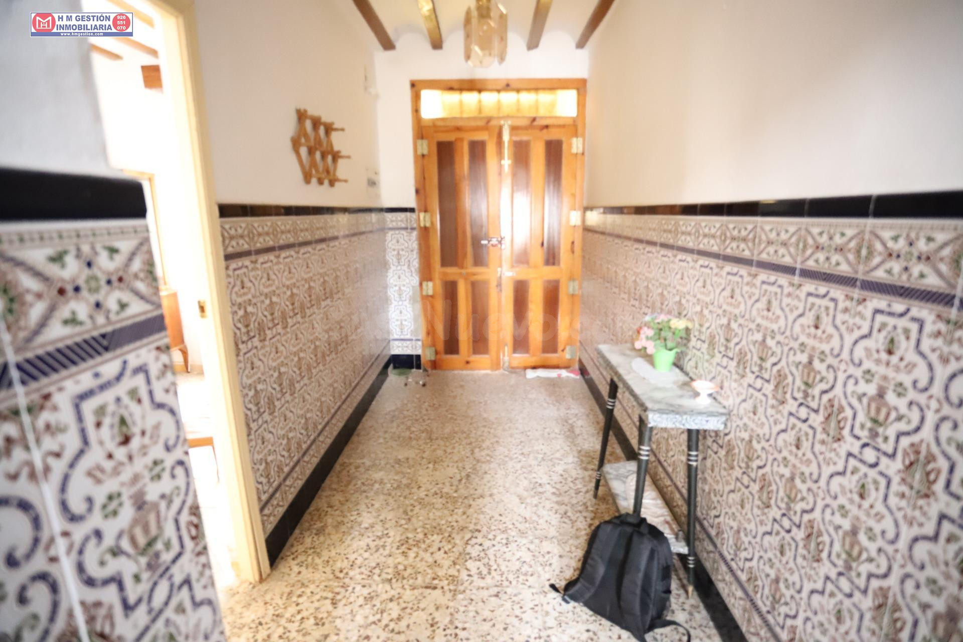 CASA TOTALMENTE AMUEBLADA EN ESQUINA SOBRE PARCELA DE 122 METROS EN LA LOCALIDAD DE QUERO, CON 145 METROS CONSTRUIDOS, DOS PLANTAS, CINCO DORMITORIOS, TRASTERO Y PATIO CON POZO. PRECIO NEGOCIABLE