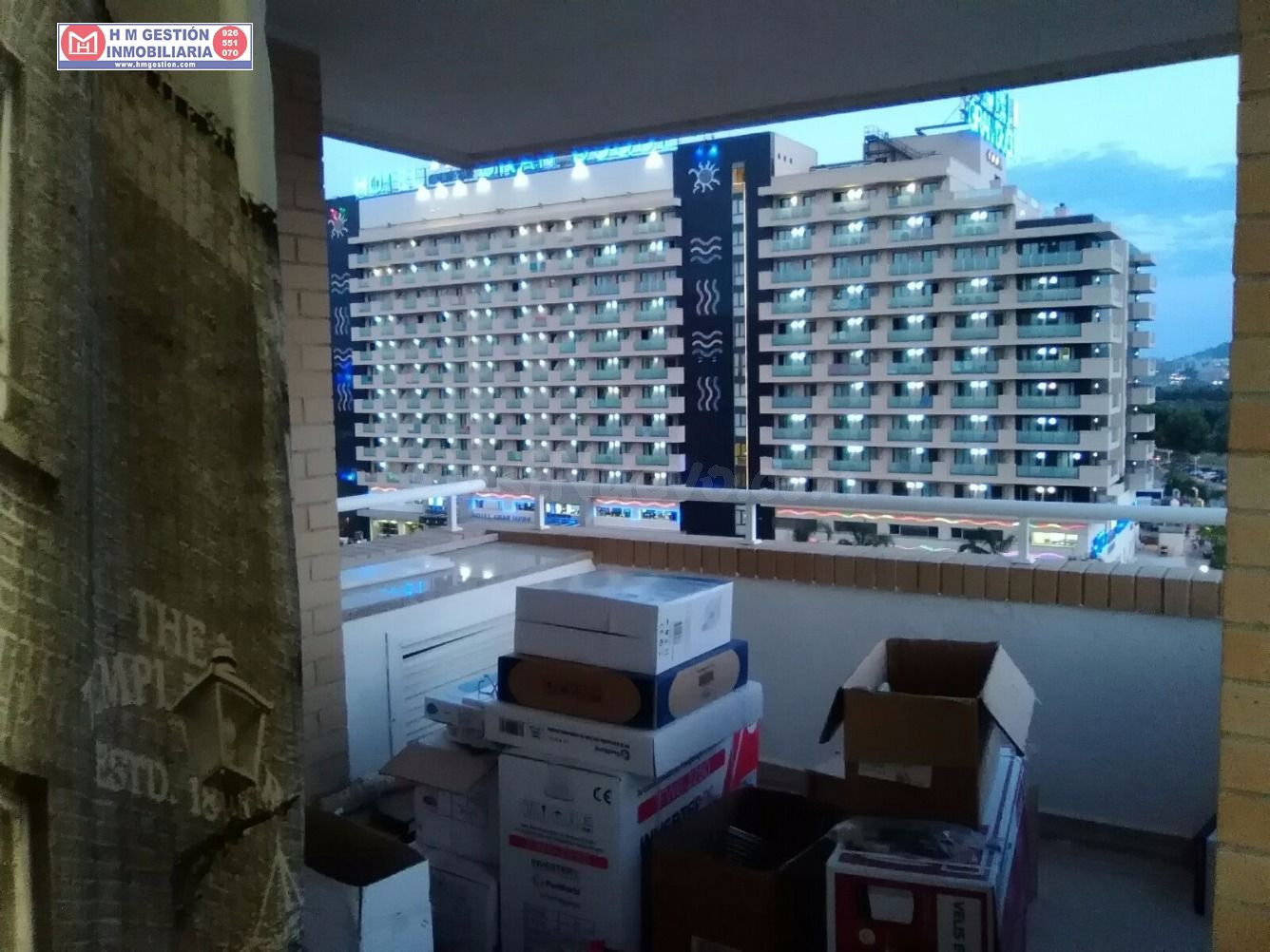 PISO DE 2 DORMITORIOS Y UN BAÑO, CON TERRAZA, ARMARIOS EMPOTRADOS, COCINA INDEPENDIENTE Y AIRE ACONDICIONADO. PISCINA COMUNITARIA Y PLAZA DE GARAJE. UBICADO EN ZONA CABANES.