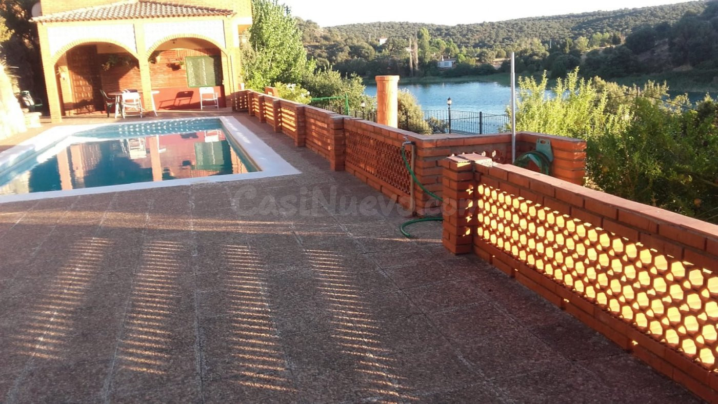 Excelente  chalet, con piscina,  jardín y con unas vistas es