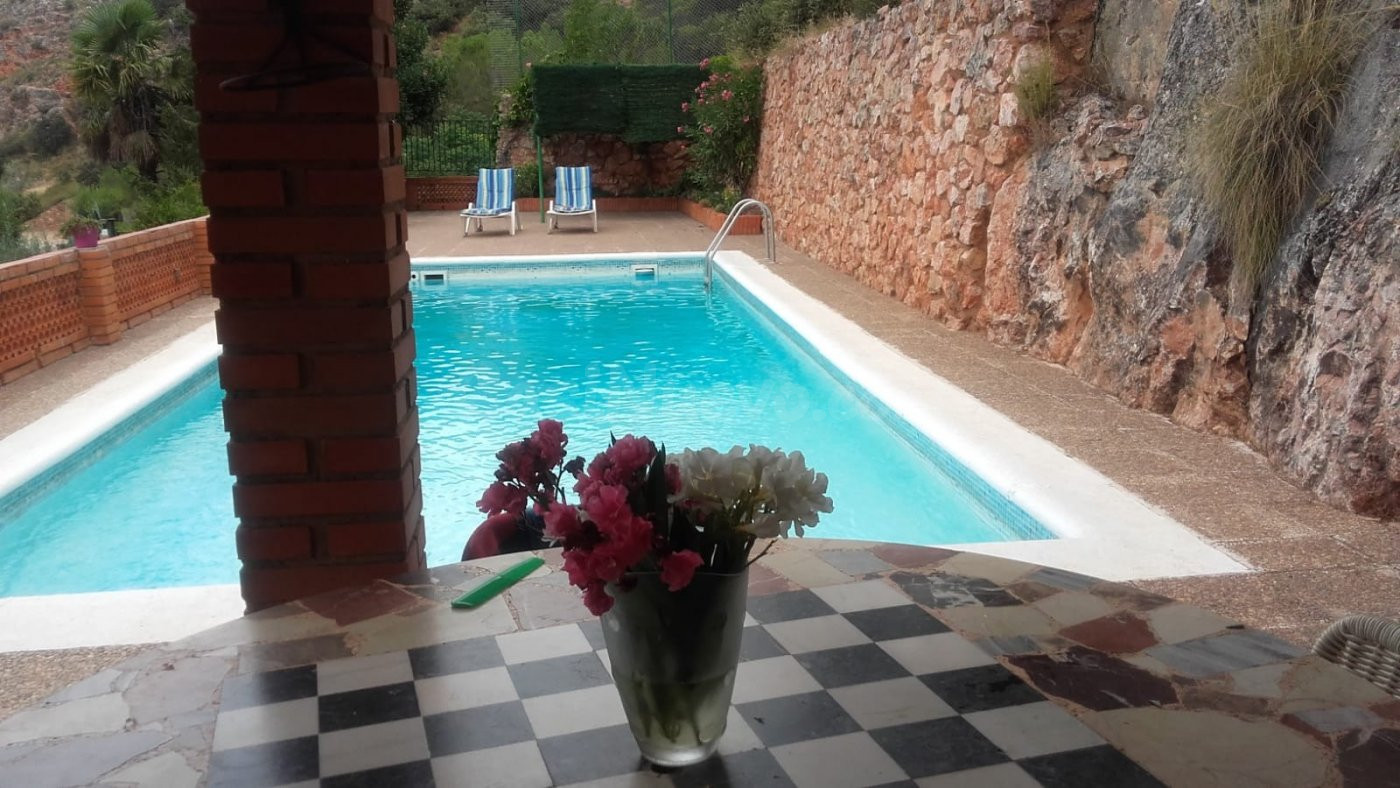 Excelente  chalet, con piscina,  jardín y con unas vistas es - foto 2
