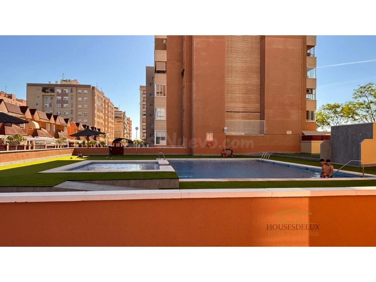 Chalet Adosado de 3 Plantas • Zona Kelme (Elche) | Piscina y - foto 2