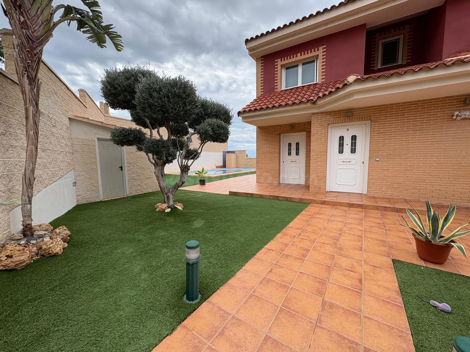 EXCLUSIVA VILLA DE LUJO EN BALCÓN DE FINESTRAT – 629 m2 | 7 SUITES | PISCINA PRIVADA | PLACAS SOLARES