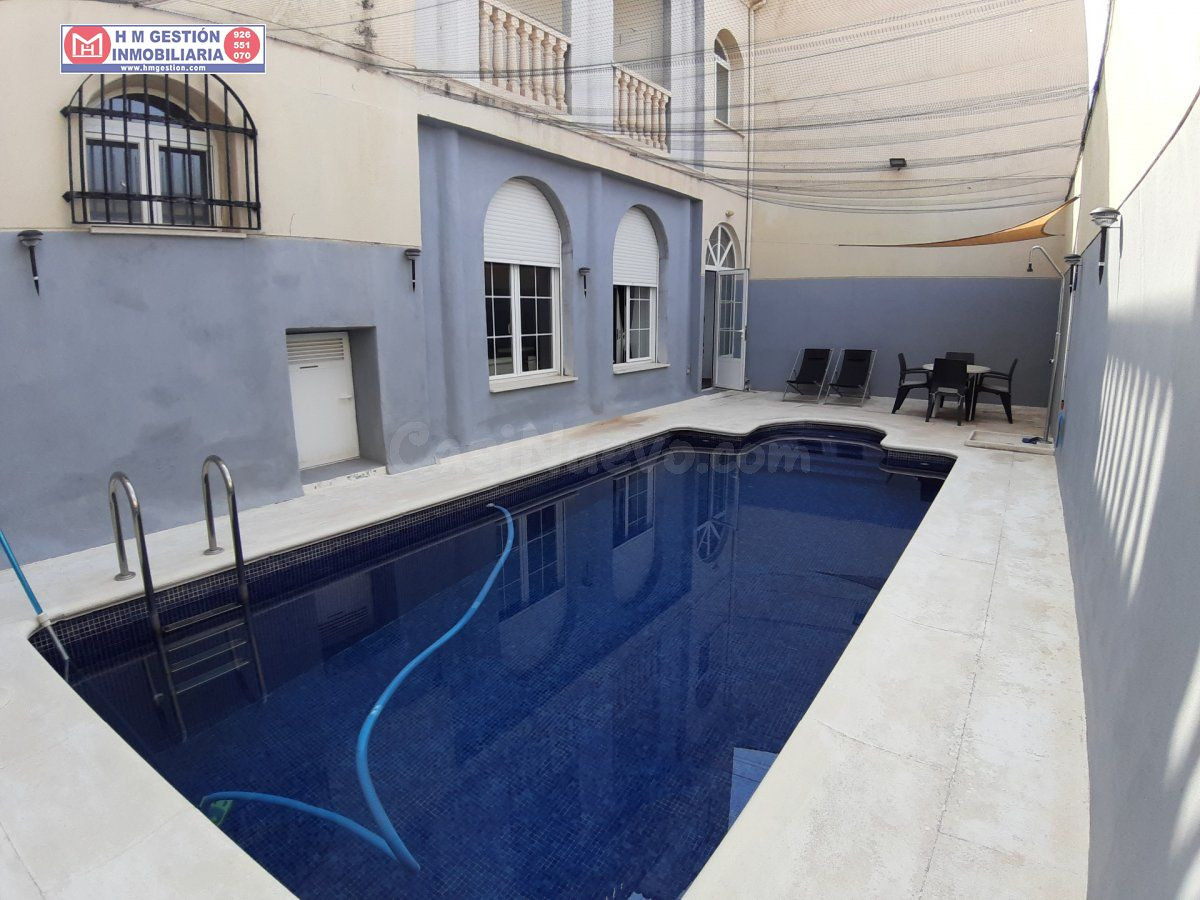 Casa a estrenar con 277 m2 de parcela, 5 dormitorios, 3 baños completos, garaje y piscina privada.