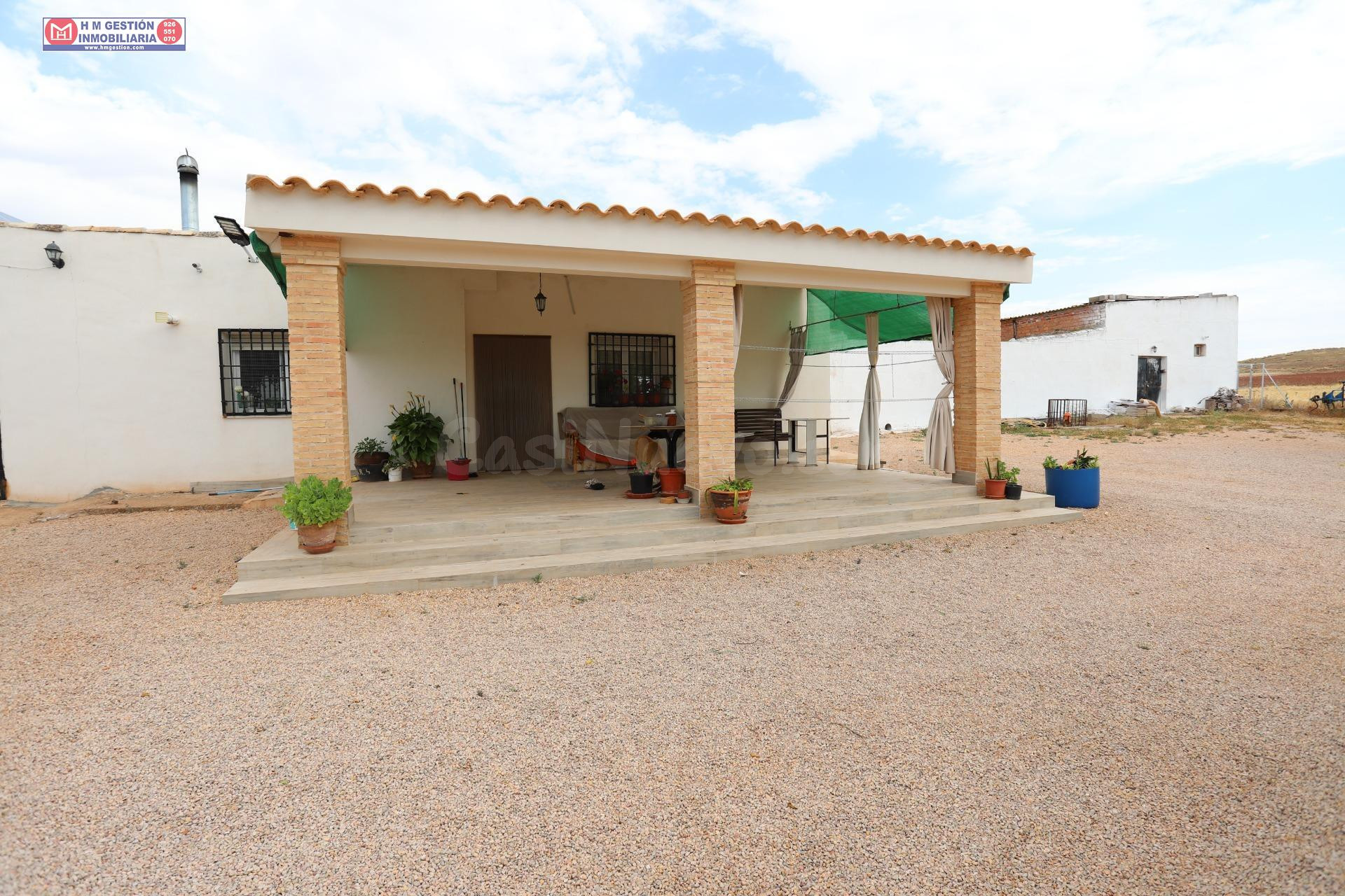 terreno de 2 hectareas con olivos y chalet Y DOS NAVES - foto 2