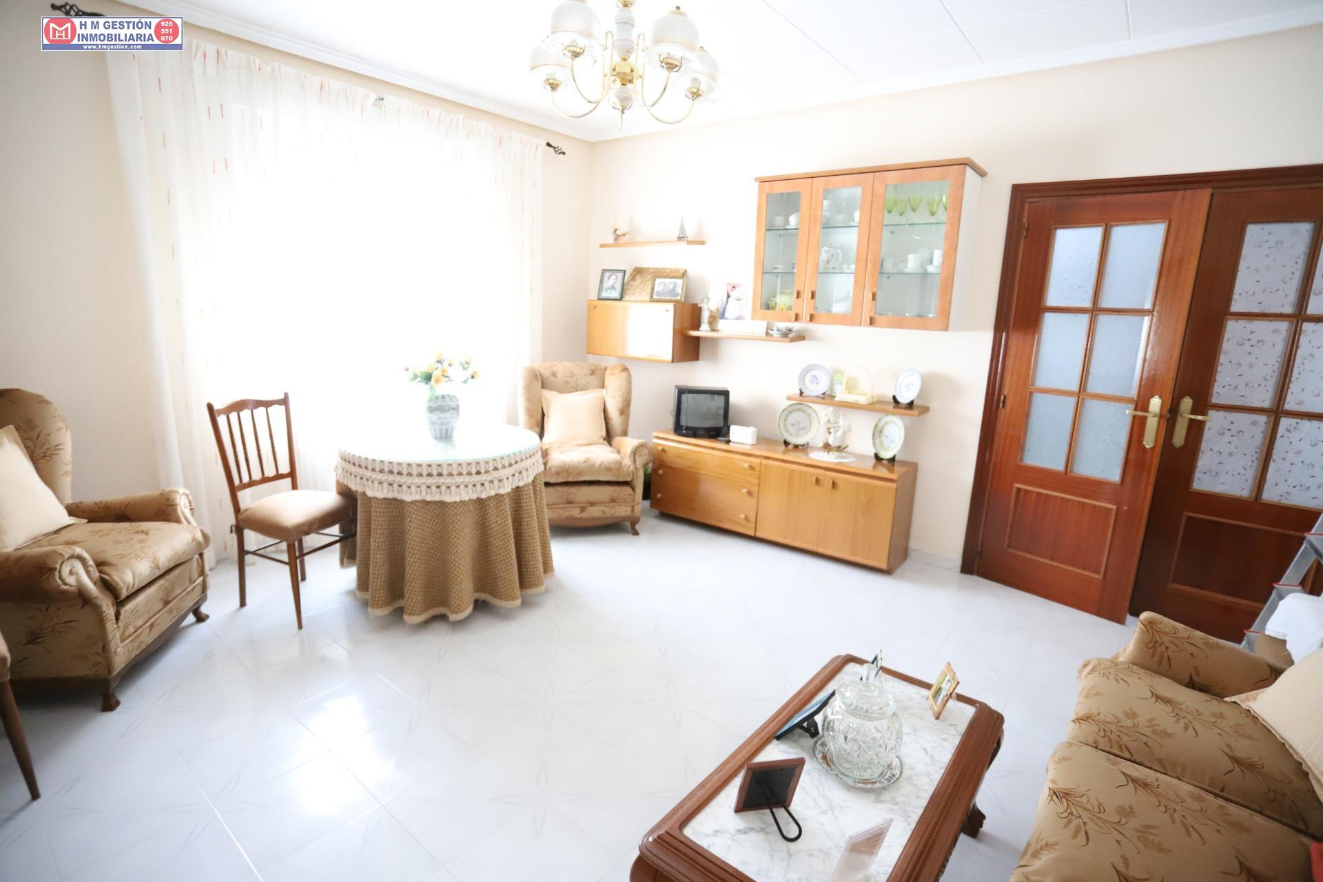 CASA PARA ENTRAR A VIVIR CON 3 DORMITORIOS, PATIO DE 90 m2 Y - foto 4