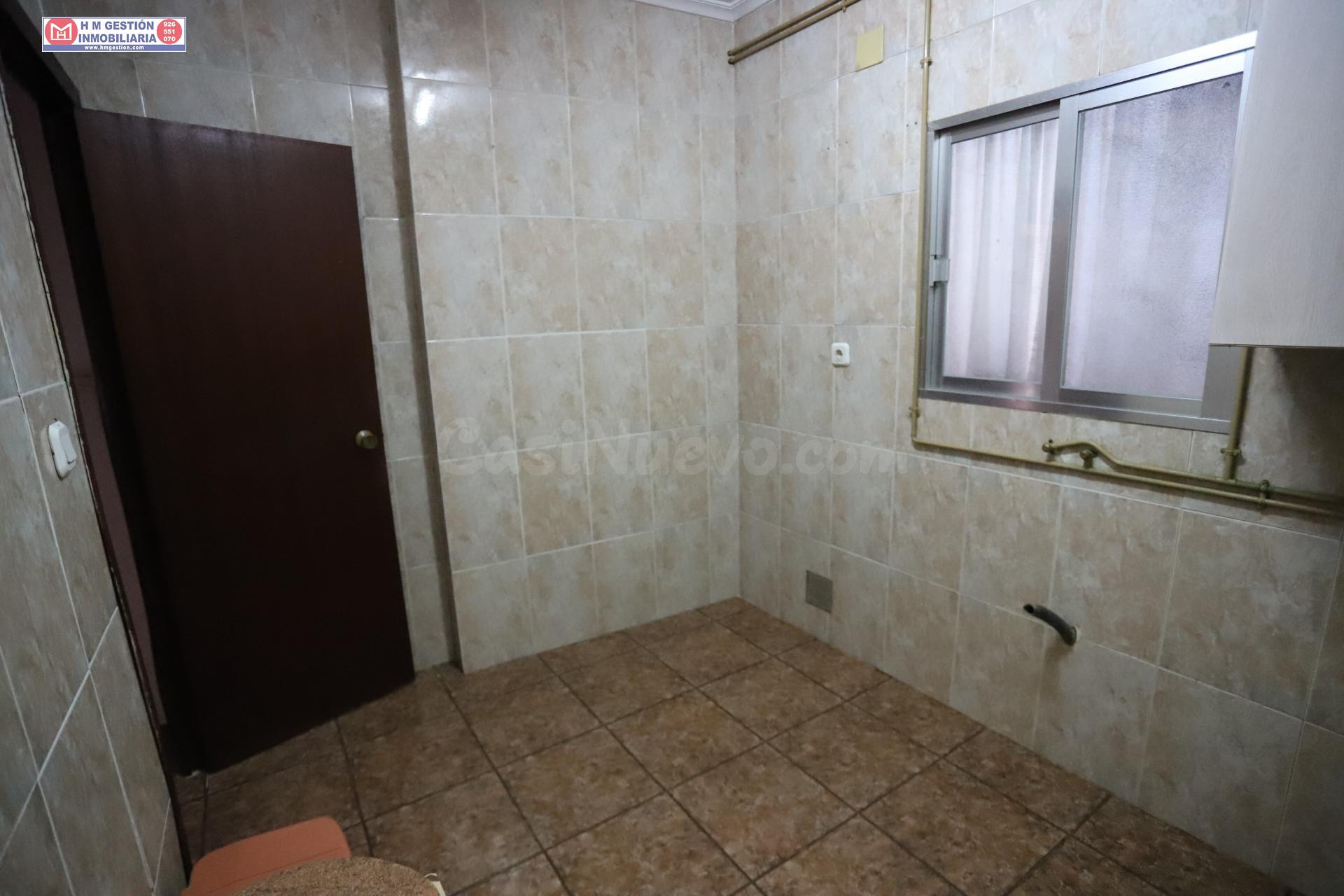 CASA DE PLANTA BAJA  EN ESQUINA CON 3 DORMITORIOS UBICADA PRÓXIMA AL CLUB DE TENIS.