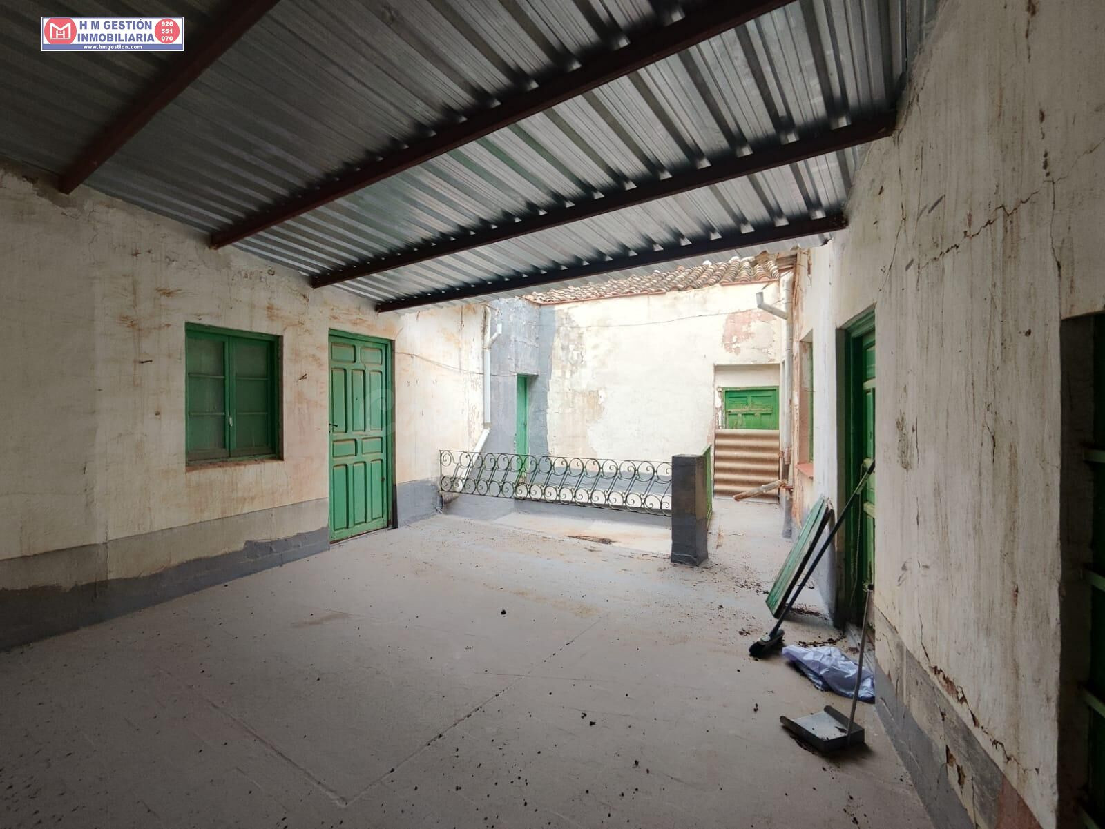 edificio de tres alturas con local comercial en calle Emilio Castelar