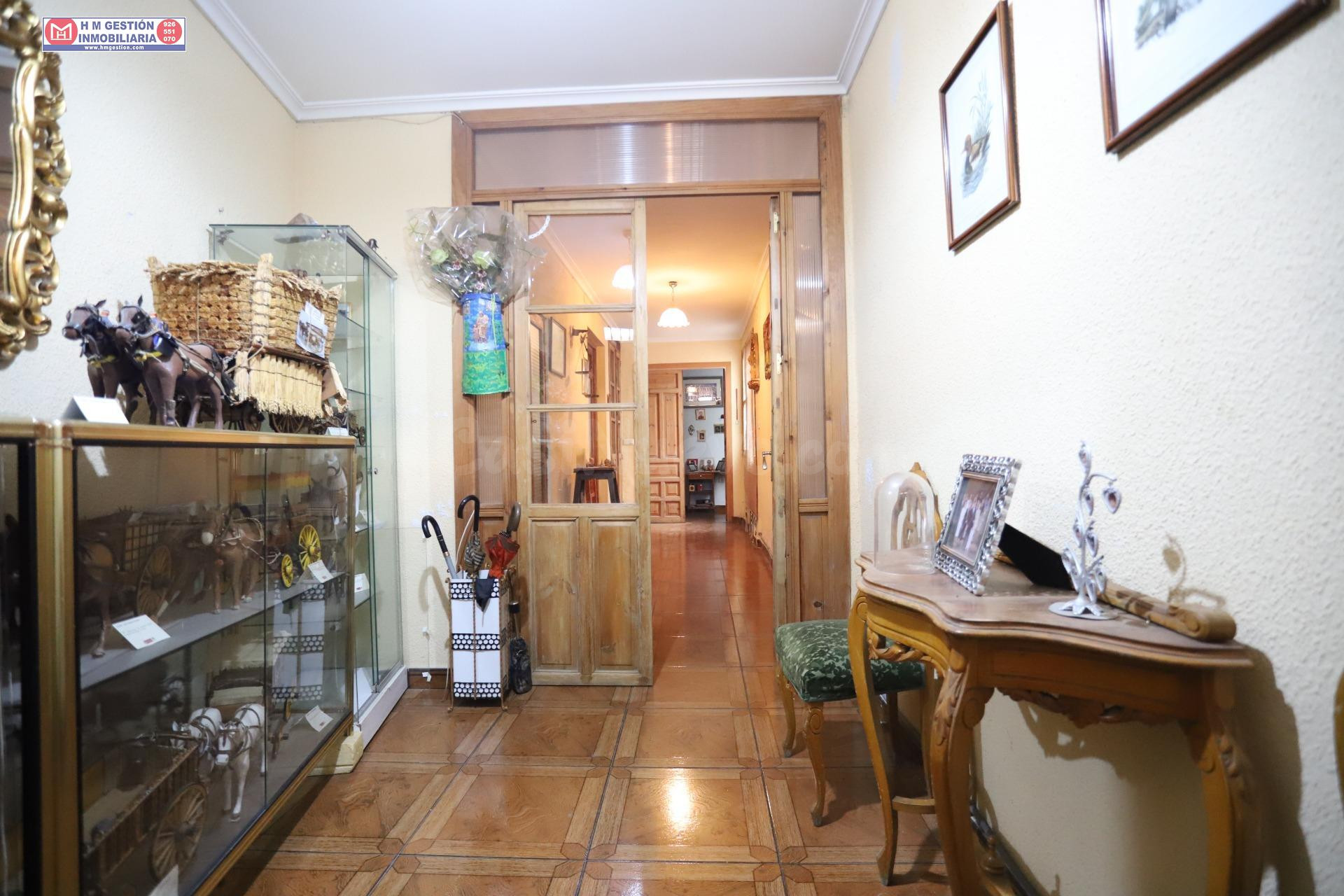 SE VENDE CASA EN PLENO CENTRO DE ALCÁZAR CON  240 m2 DE PARC - foto 2