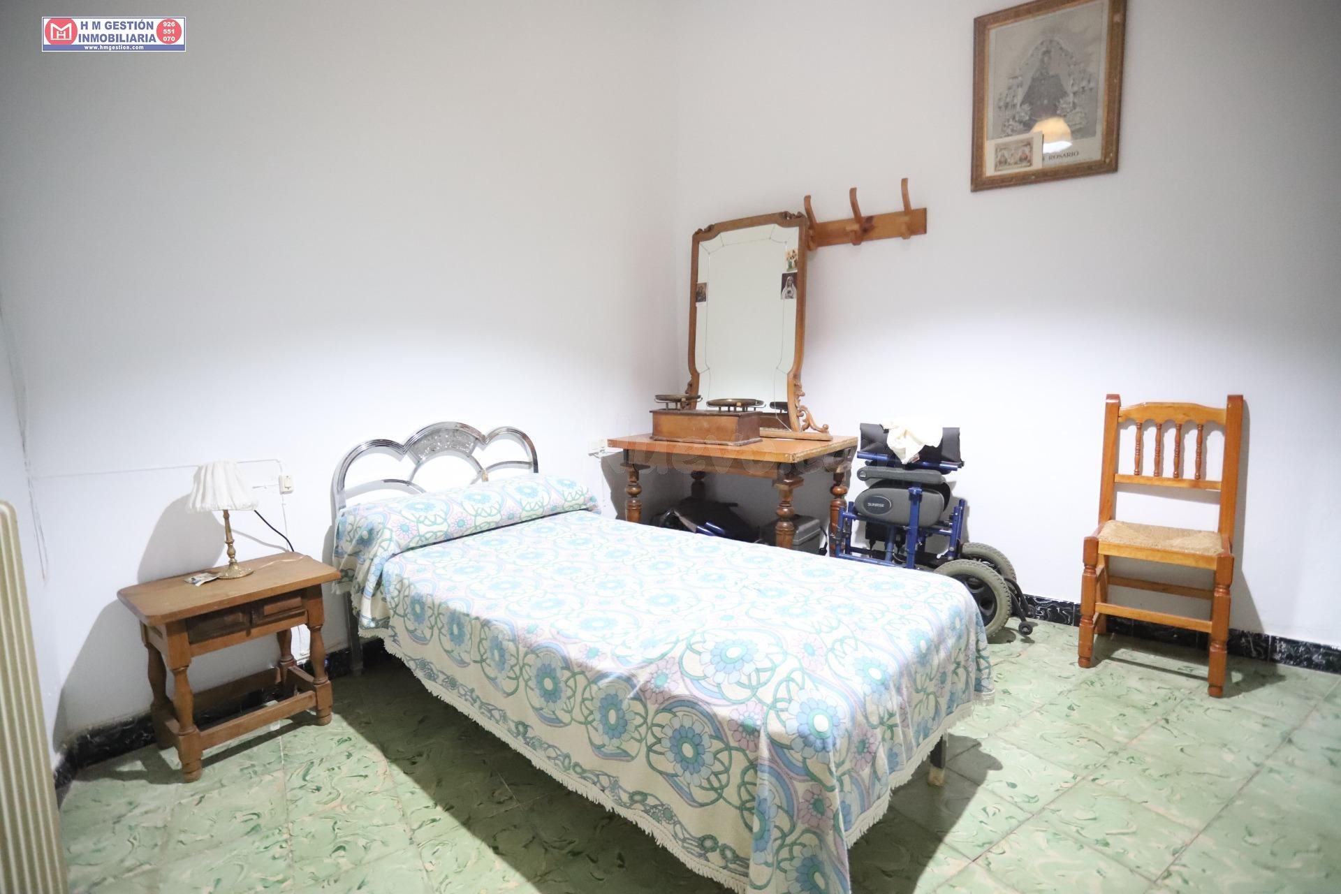 SE VENDE CASA EN PLENO CENTRO DE ALCÁZAR CON  240 m2 DE PARC - foto 4