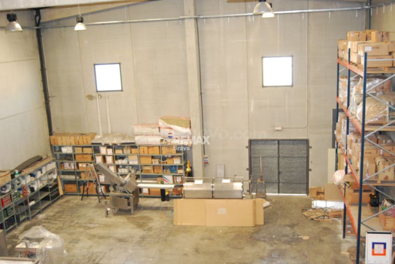Llagostera | Nave industrial de 828 m2 con oficinas, almacén - foto 2