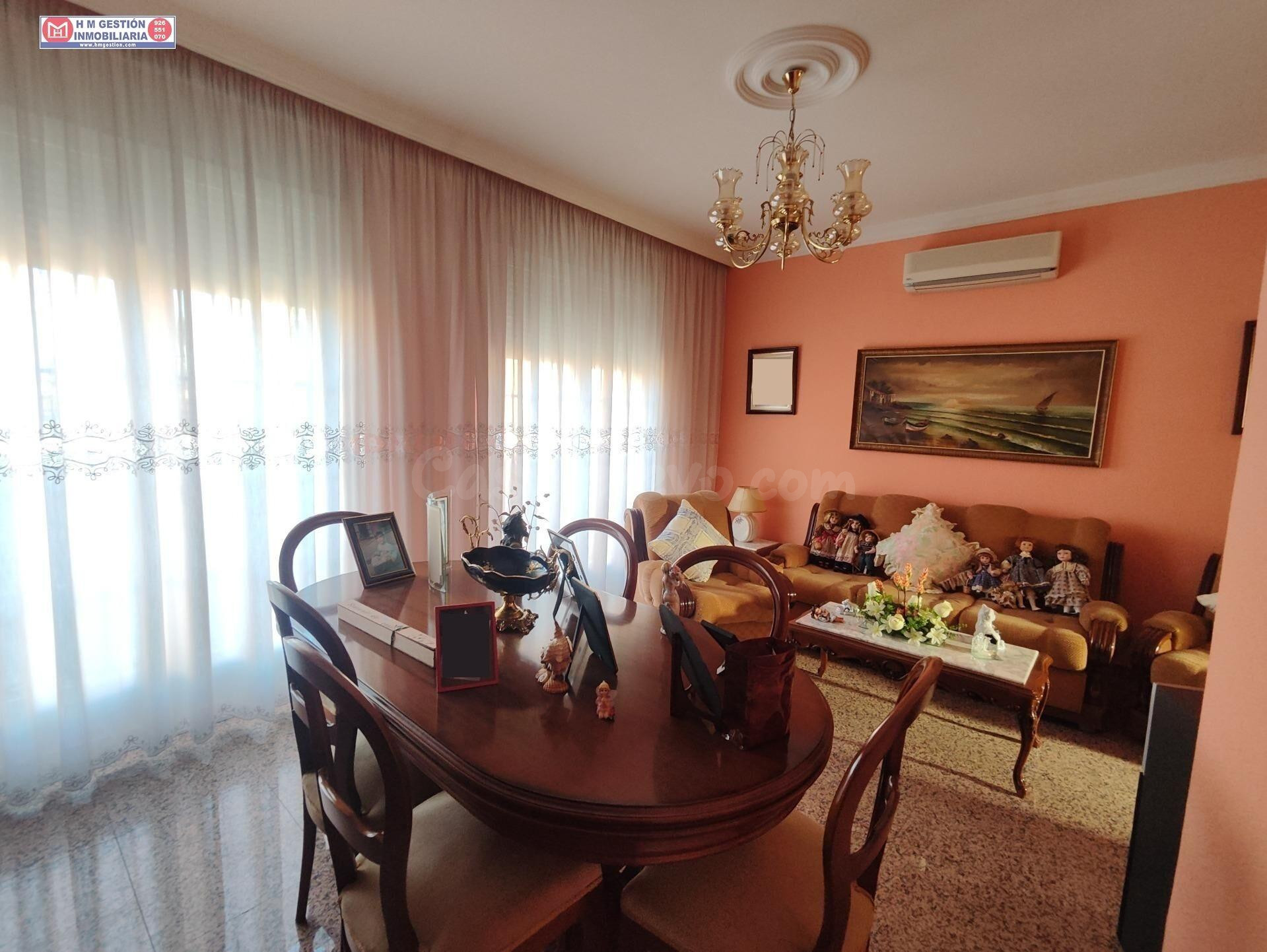 AMPLIA CASA DE 165 METROS DE PARCELA CON PATIO, GARAJE Y DORMITORIO EN PLANTA BAJA