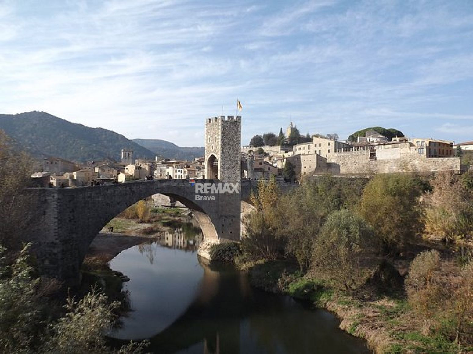 Besalú | Edificio junto al puente medieval con local comerci - foto 2