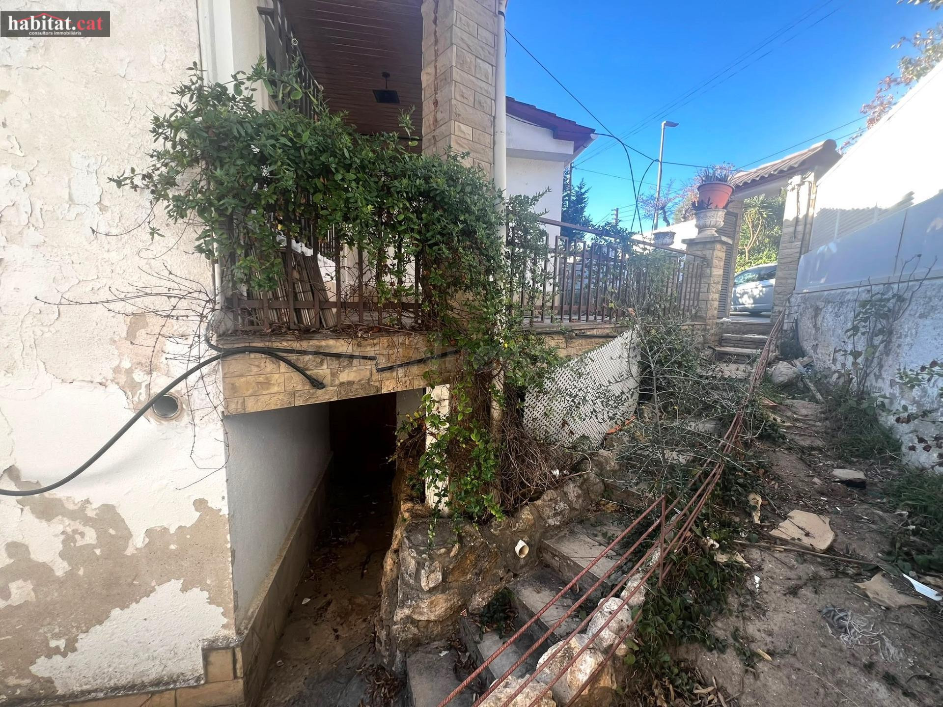 CASA ESQUINERA INDEPENDIENTE A REFORMAR - SEGUR DE CALAFELL