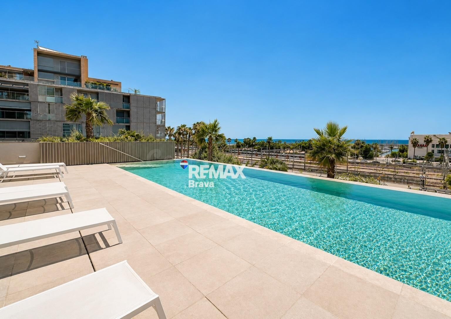 Moderno Apartamento Nuevo en el Corazón de Mataró con Piscina y Espacios Comunes