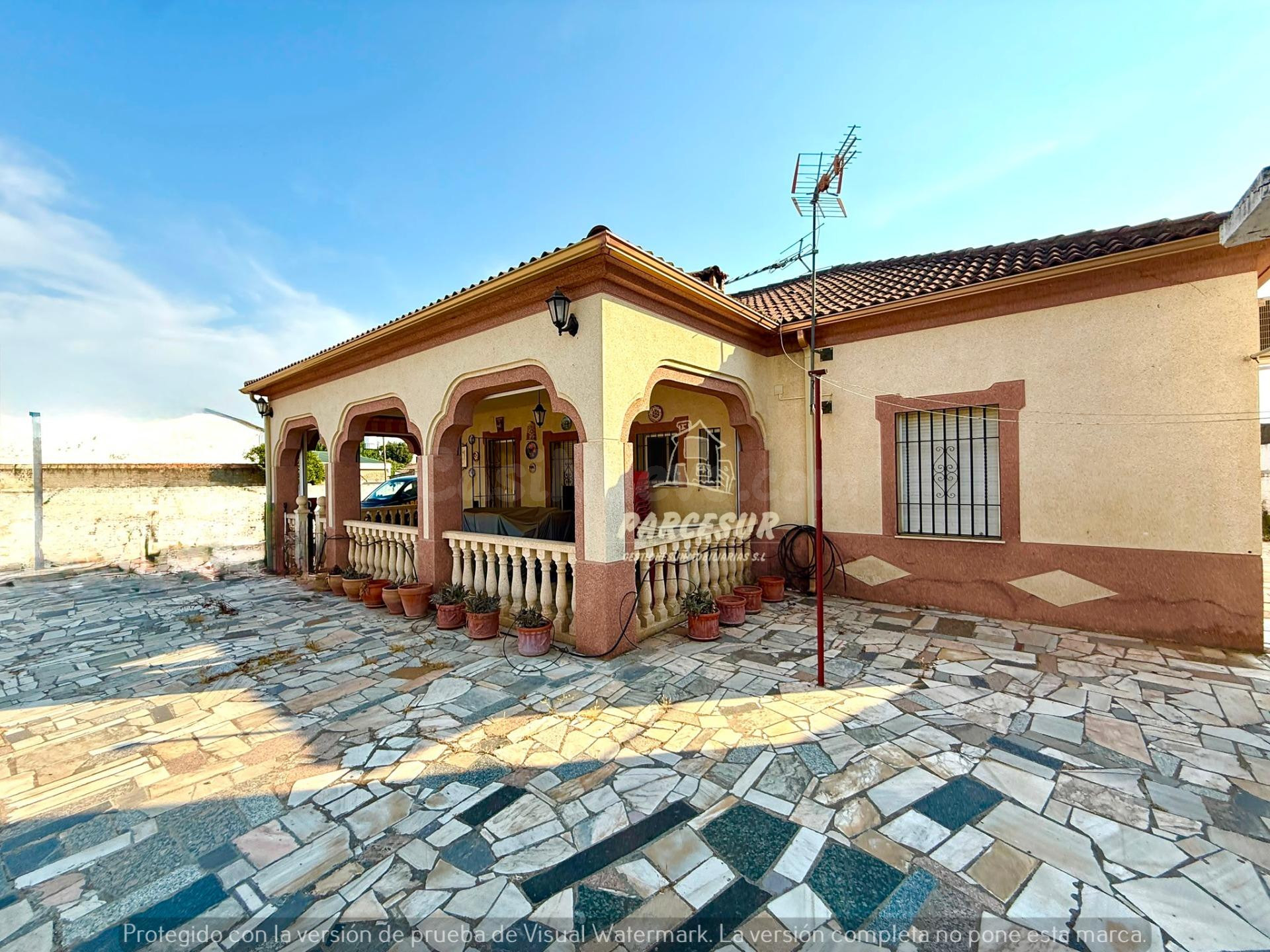 ZONA CRTA. AEROPUERTO - Parcela de 1.500m2 con casa y piscina, agua potable, luz y pozo.