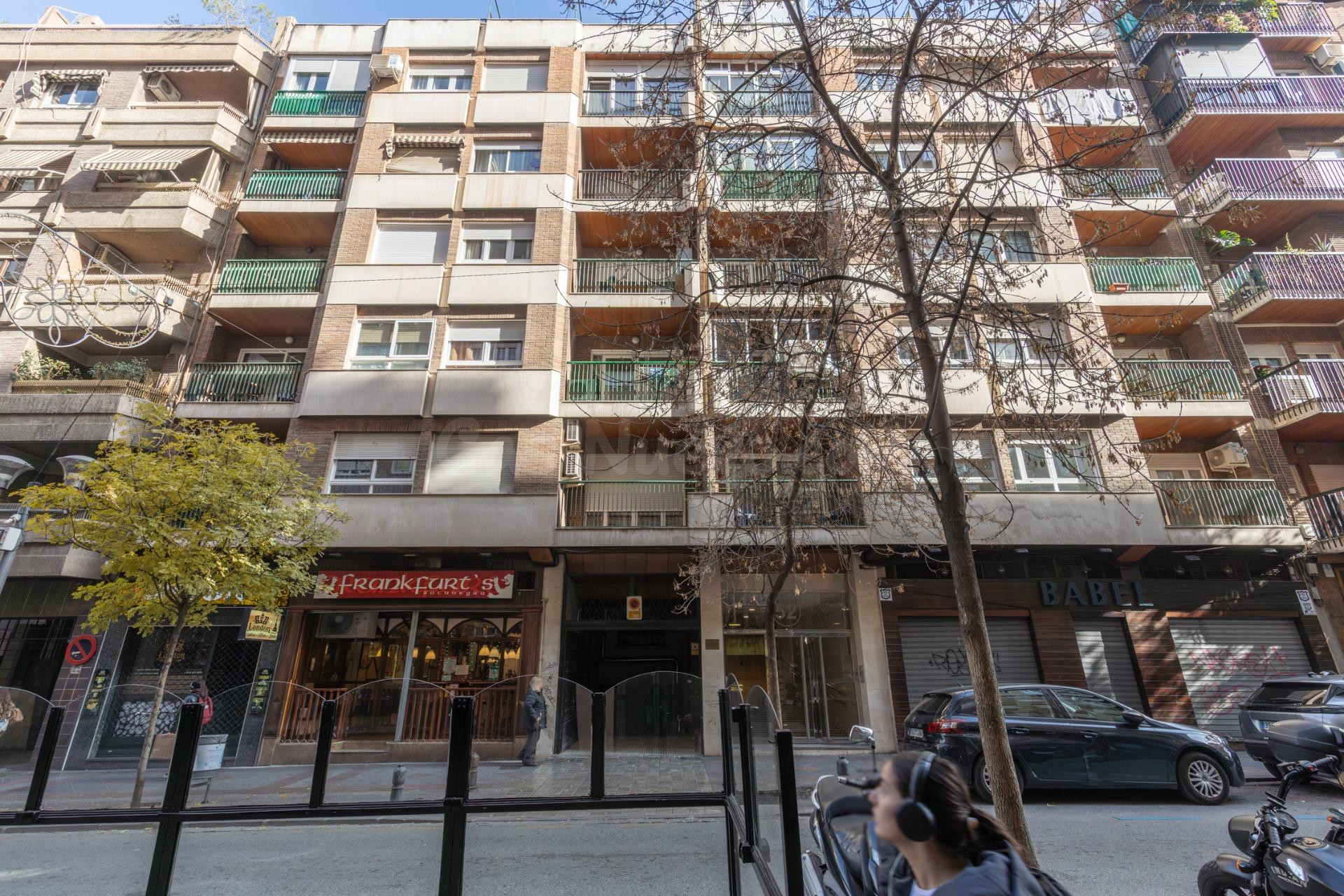 Piso en venta en pleno centro de Granada – Planta alta, garaje y gran potencial de reforma