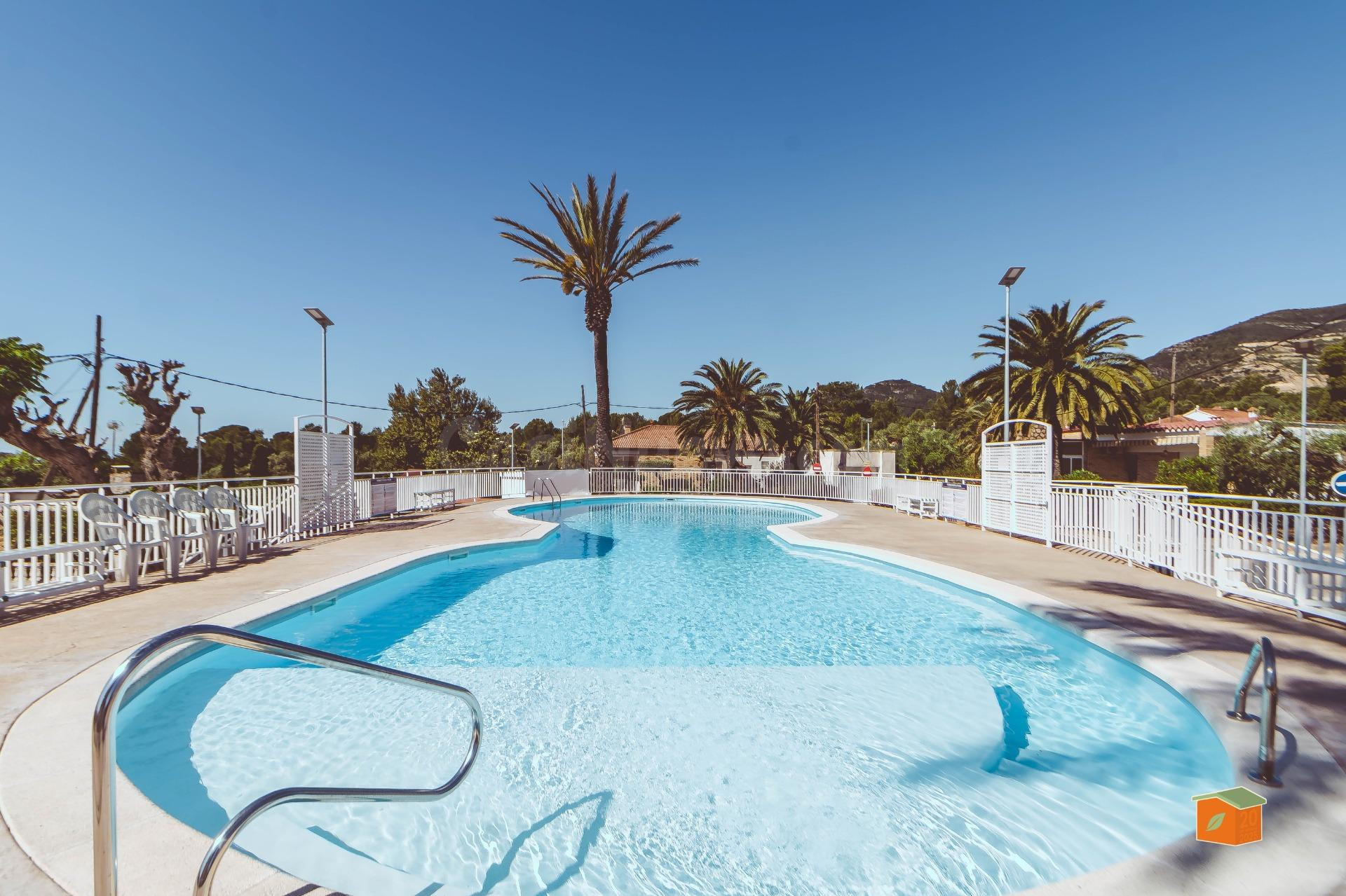 CASA CON JARDIN, PISTA DE TENIS Y PISCINA COMUNITARIA, EN VENTA EN ALCANAR PLAYA (TARRAGONA)
