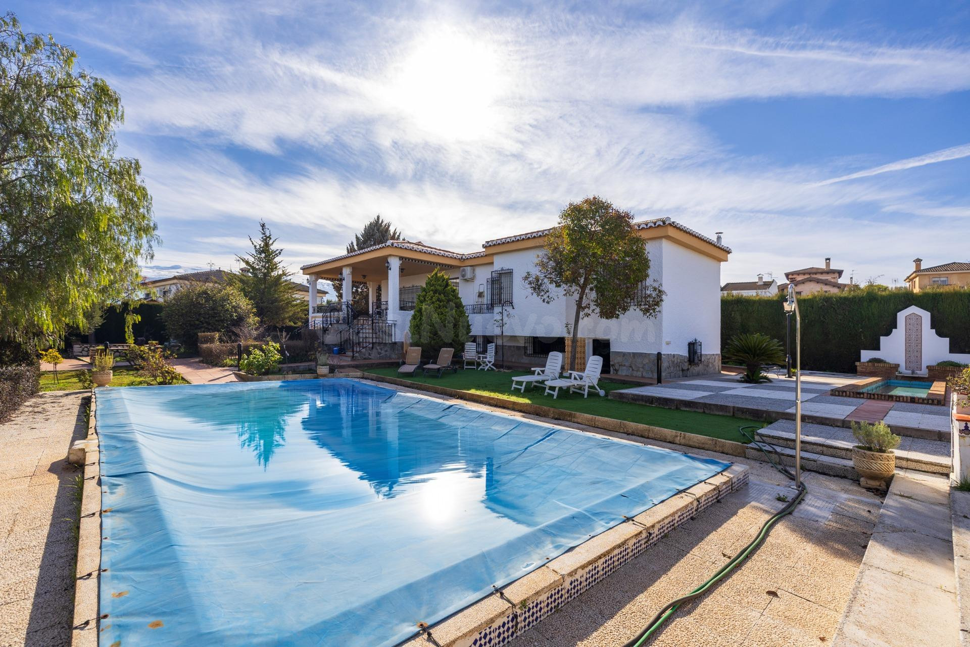Estupendo chalet en urbanización Los Alixares de Otura