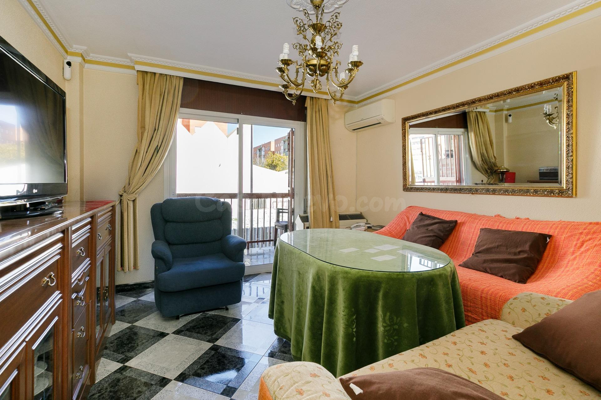 Piso 80 m2 útiles con terraza y patio en Granada | 3 dormitorios, muy luminoso y listo para entrar a vivir.