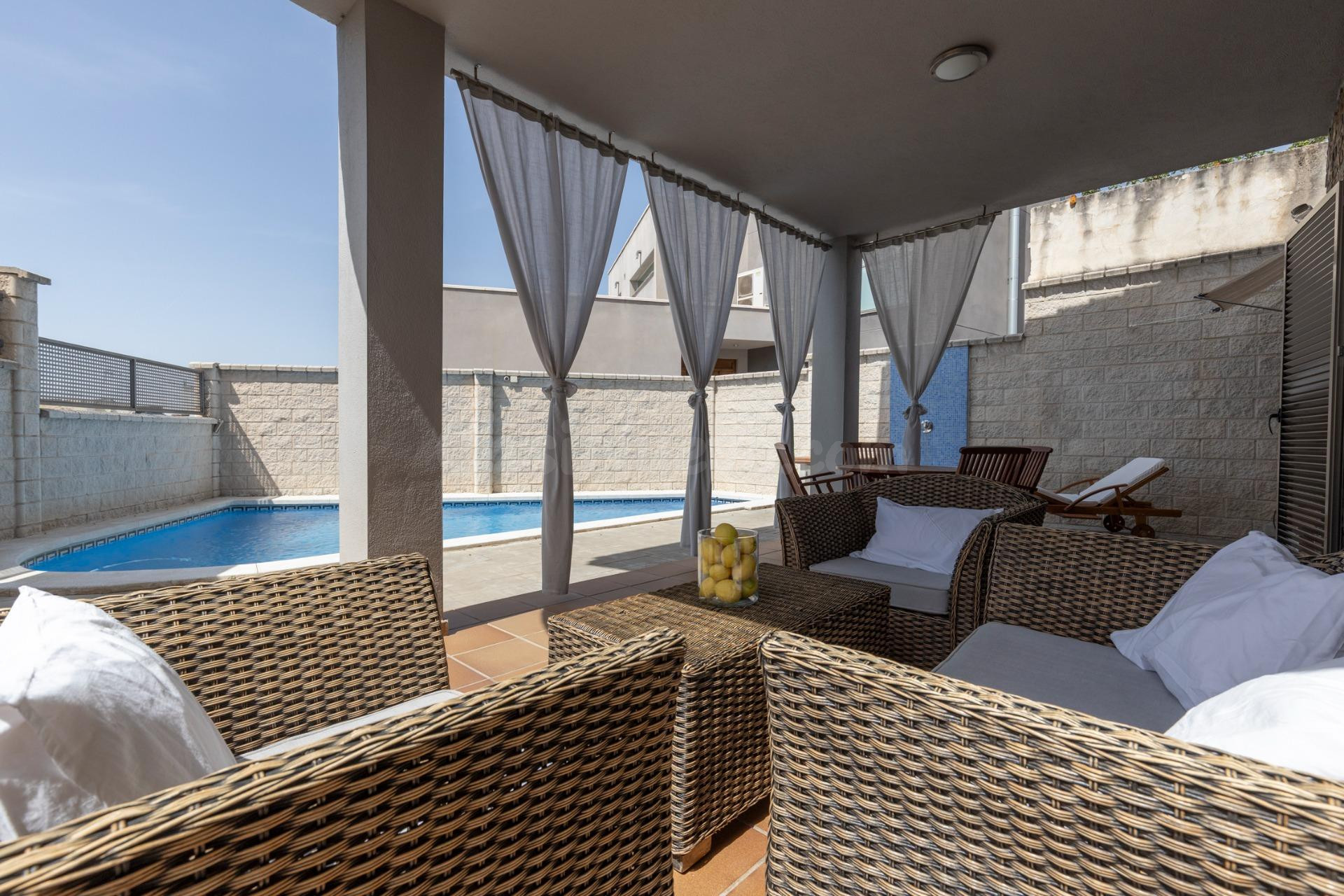 ¡ESPECTACULAR CHALET INDEPENDIENTE MODERNO CON PISCINA PRIVA