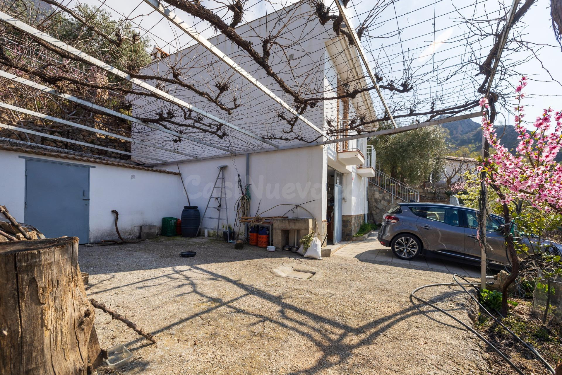 FINCA  URBANA ÚNICA CON DOS VIVIENDAS EN GÜÉJAR SIERRA