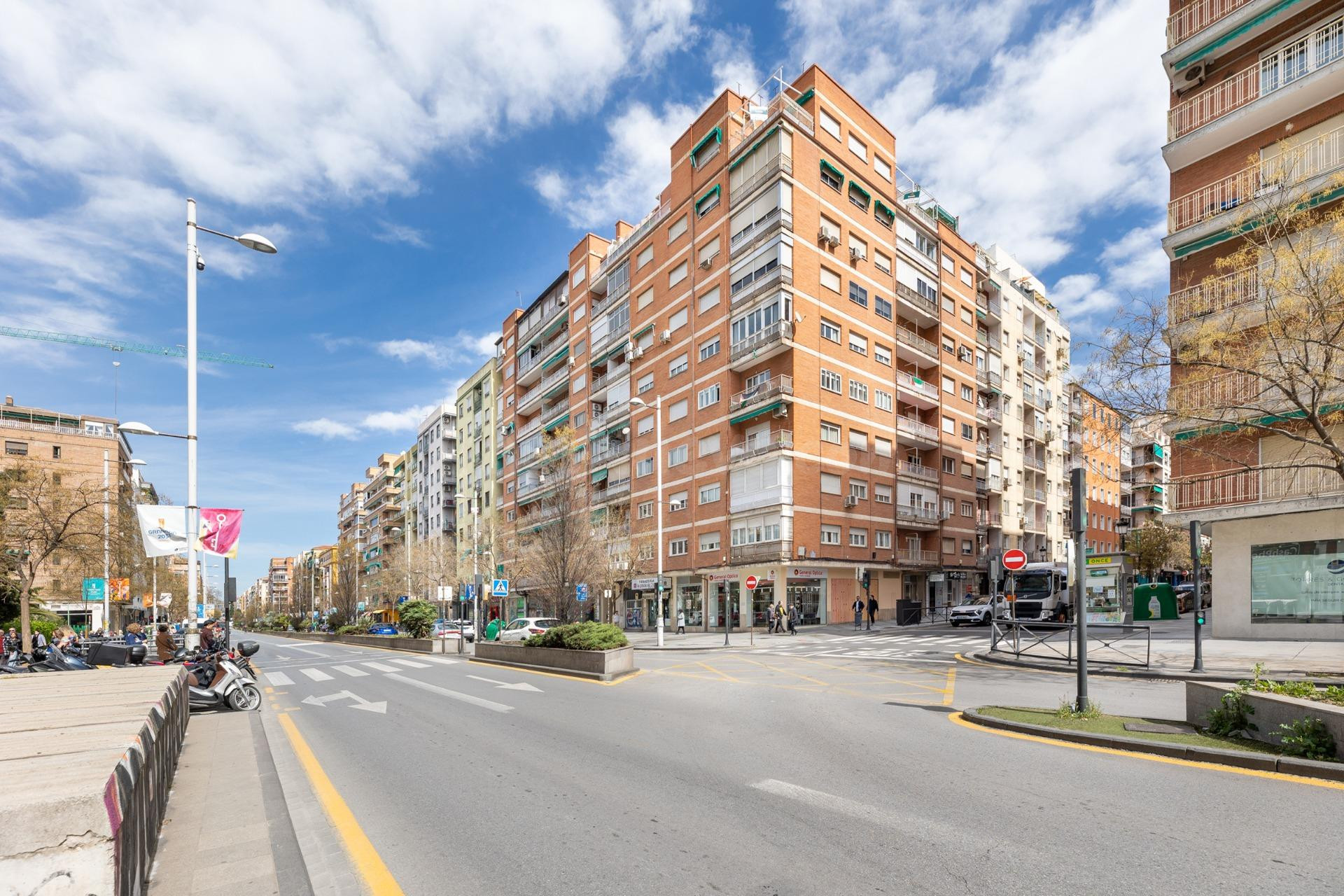 SALE A LA VENTA EXTRAORDINARIO ATICO "REFORMADO" EN GRANADA