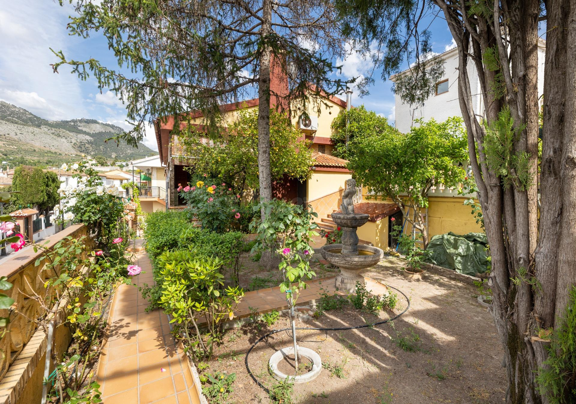 Espectacular chalet independiente con piscina en Alfacar