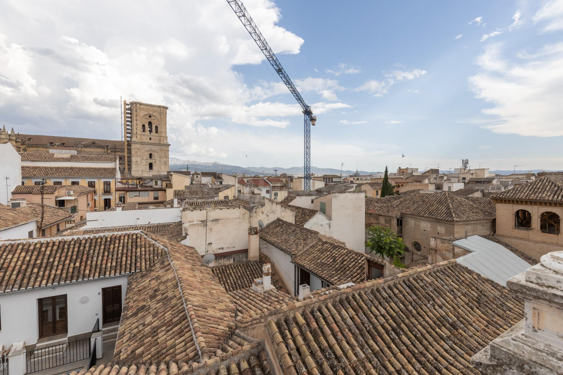 Oportunidad única en pleno corazón de Granada: luminosidad, ubicación y un enorme potencial de transformación