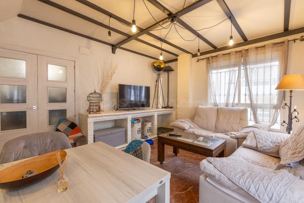 En venta casa adosada junto estación de autobuses