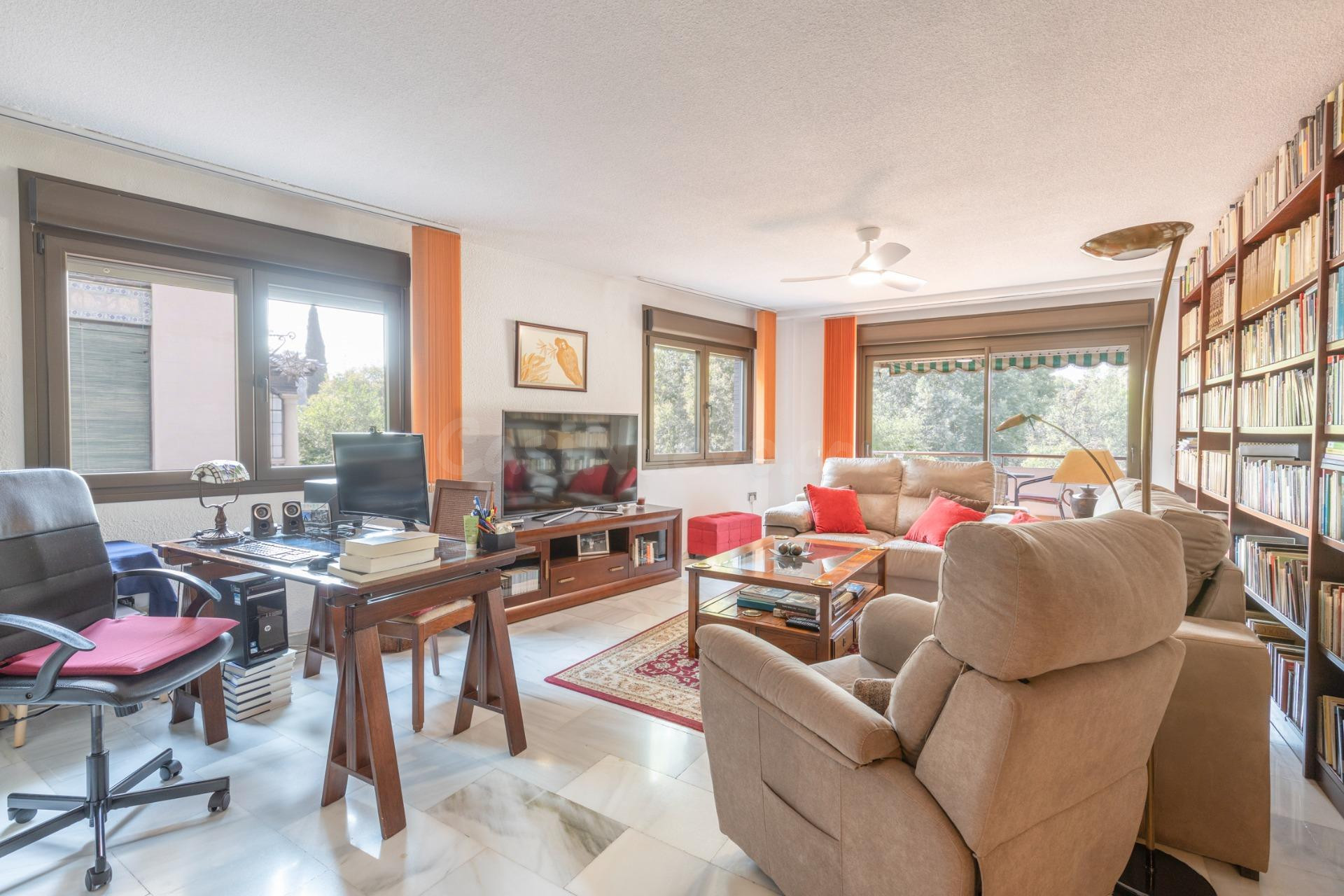 Exclusivo piso señorial con terraza en el Paseo del Salón (Cuesta de Escoriaza), con cochera y trastero.