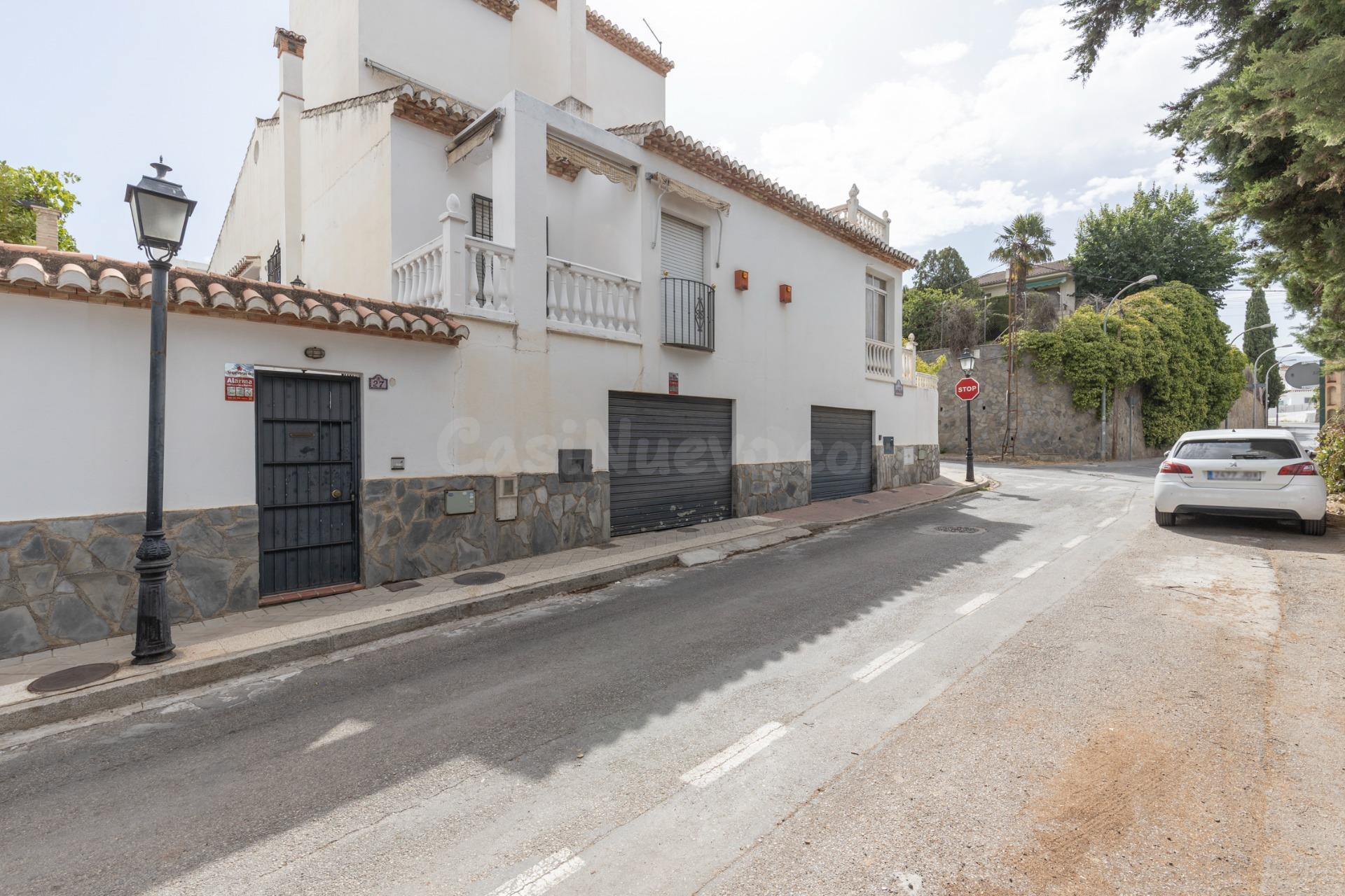Exclusiva vivienda con piscina en la zona del Serrallo con piscina comunitaria