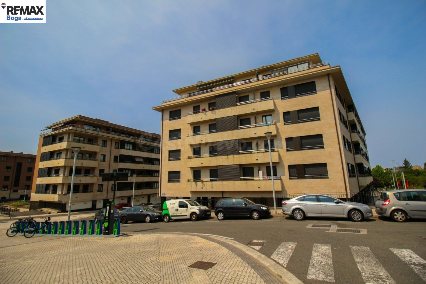 Piso de 3 dormitorios con terraza y garaje cerca de Gros