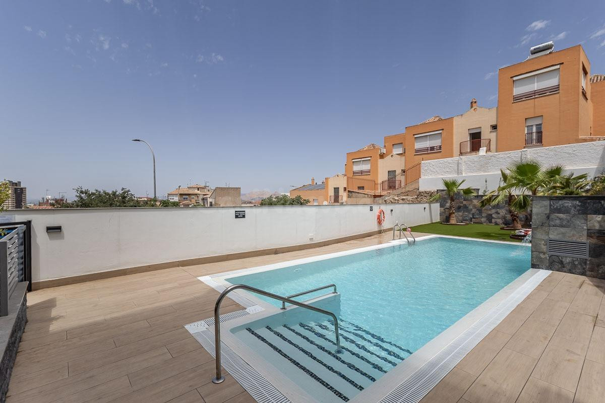 Estudio de reciente construcción con piscina, garaje y zonas comunes en Granada