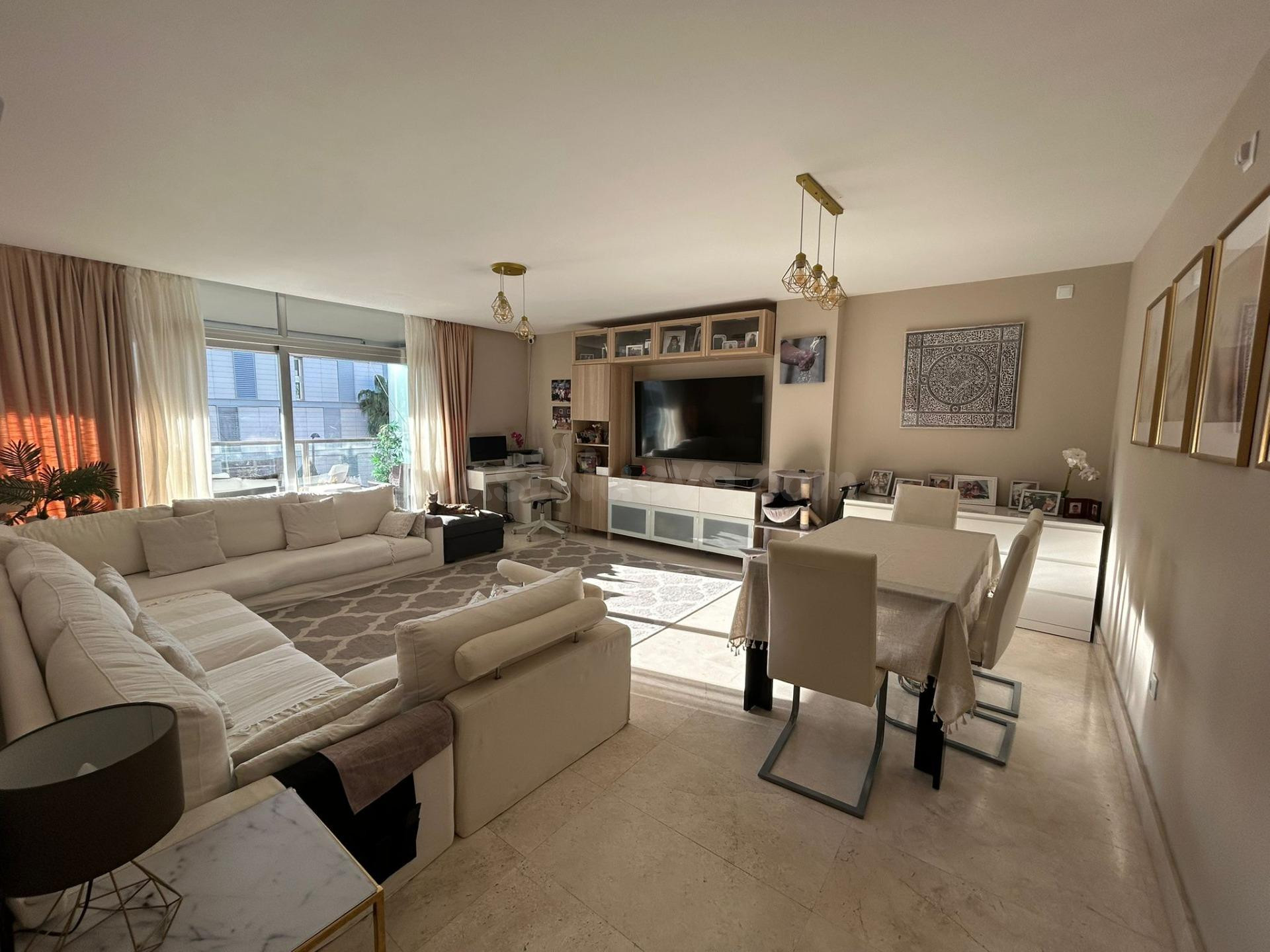 Piso de lujo con terraza y piscina cerca de Sotogrande