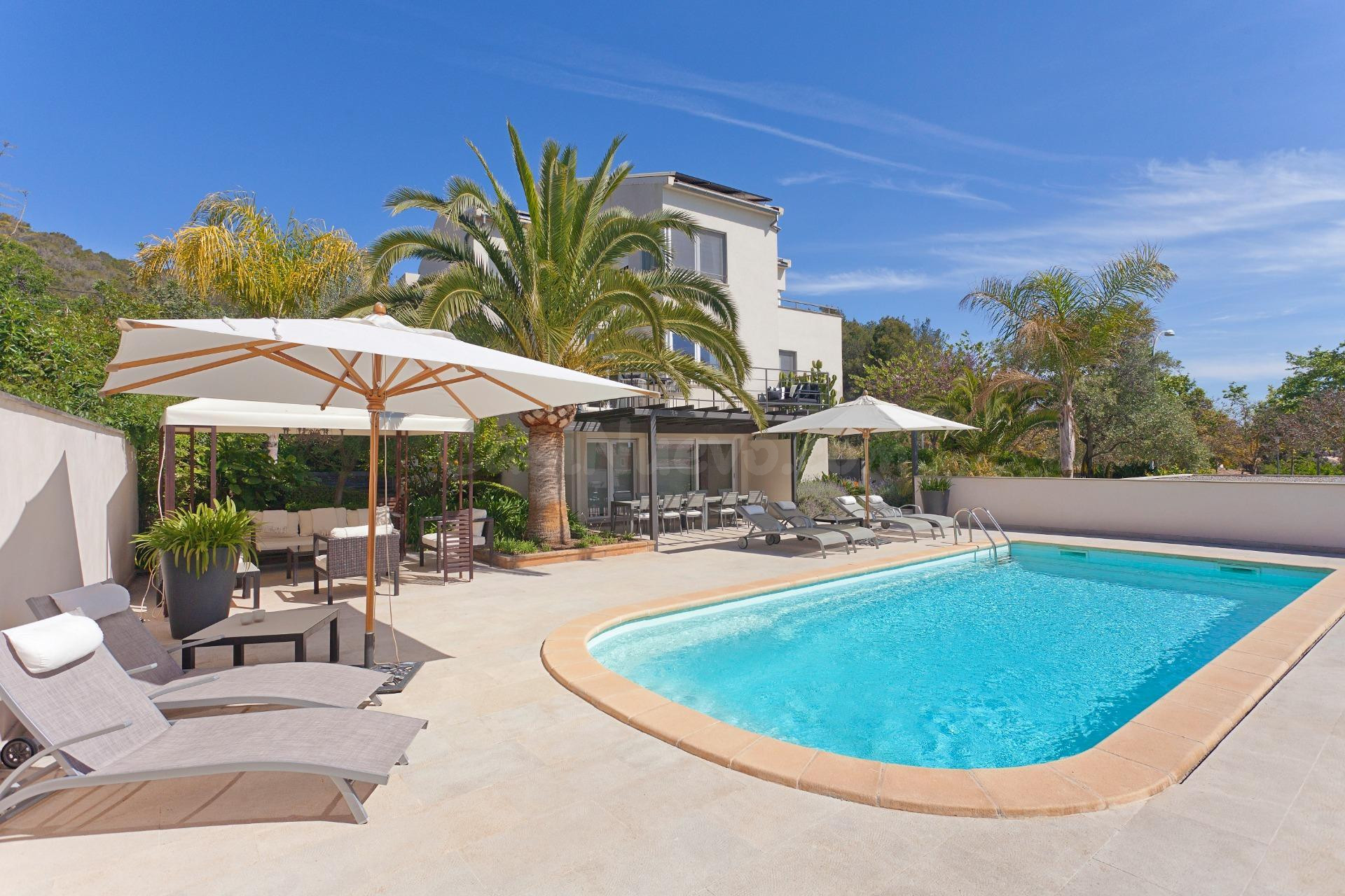 Villa Bauhaus con licencia vacacional, casa de invitados y piscina en Palma
