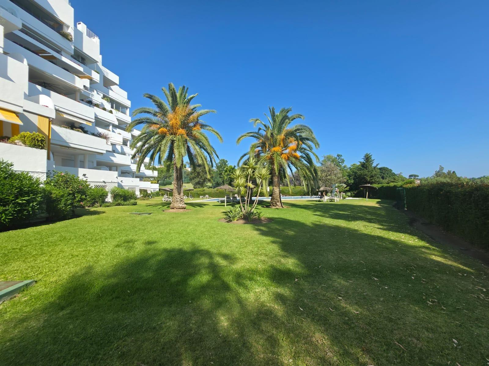 EXCLUSIVO APARTAMENTO DE 3 DORMITORIOS EN GUADALMINA ALTA JUNTO AL GOLF