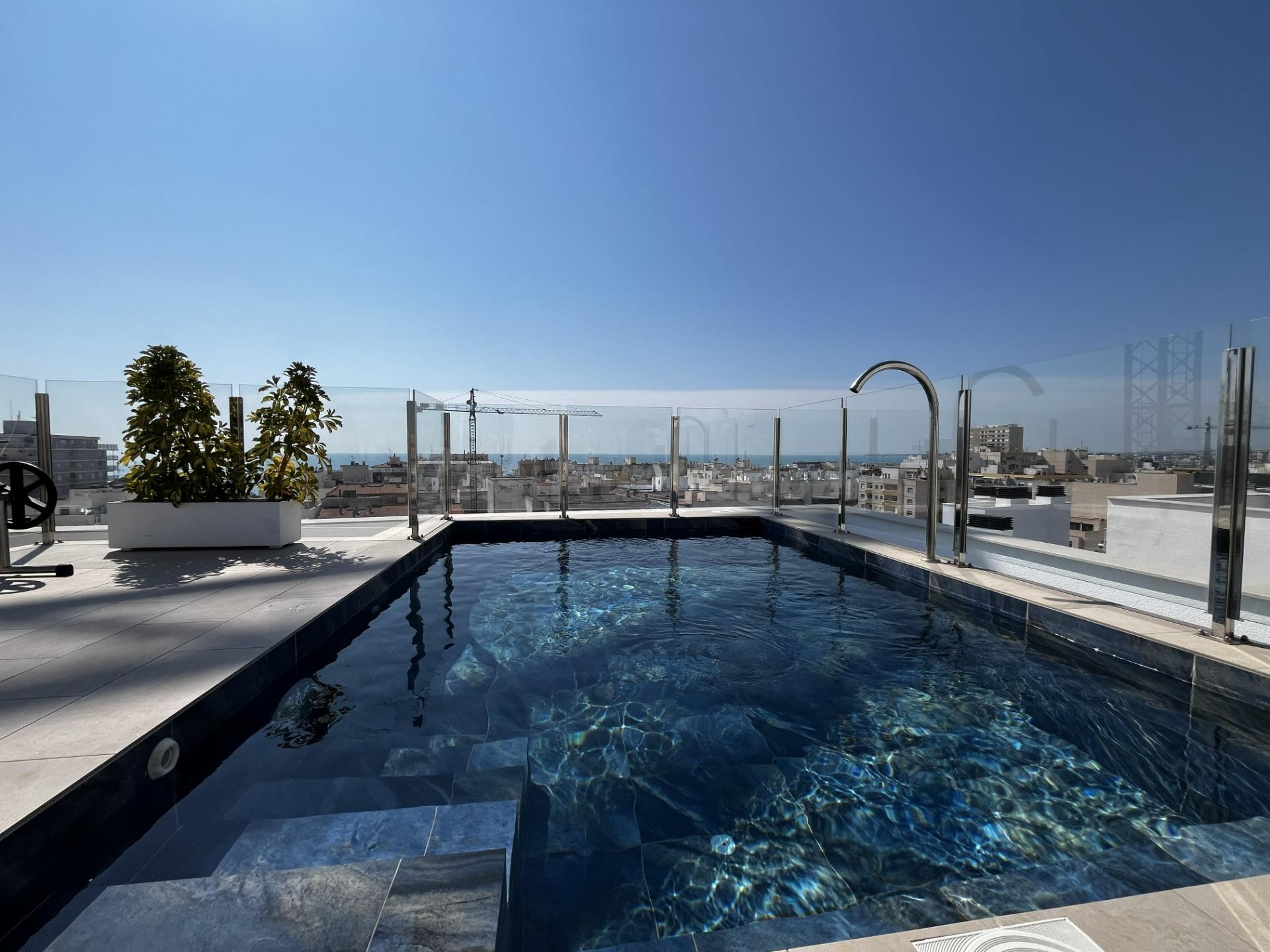 Apartamento en venta en Torrevieja con licencia turística y piscina climatizada – a 230 m de la Playa del Cura