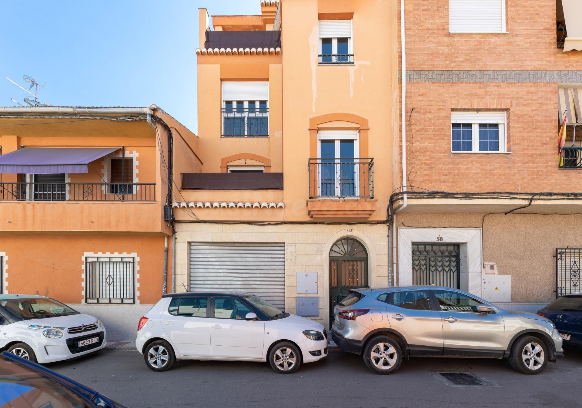 CASA ADOSADA CON GRANDES POSIBILIDADES EN EL CENTRO DE ARMILLA - GRANADA