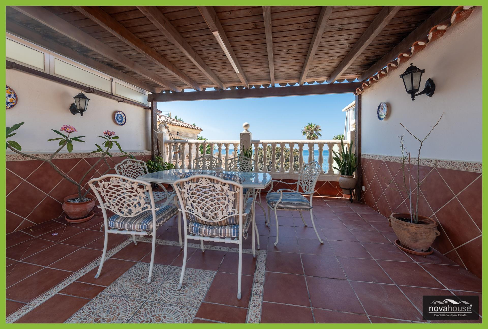 ¡¡¡MAGNÍFICA CASA CON SOLARIUM EN PRIMERÍSIMA LÍNEA DE PLAYA EN EL PALO!!!