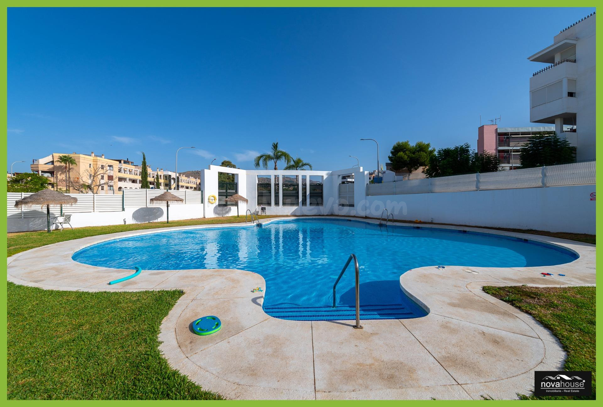 MAGNÍFICO PISO CON TERRAZA, JARDÍN PRIVADO Y VISTAS AL MAR EN AÑORETA BAJA