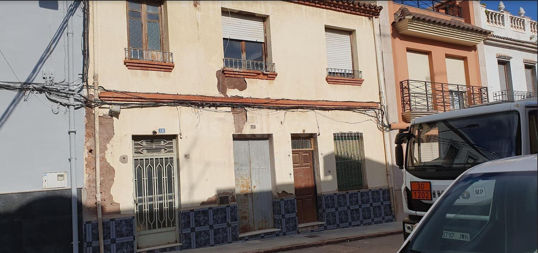 SE VENDE GRAN CASA  EN EL CENTRO DEL PUEBLO PARA REFORMAR